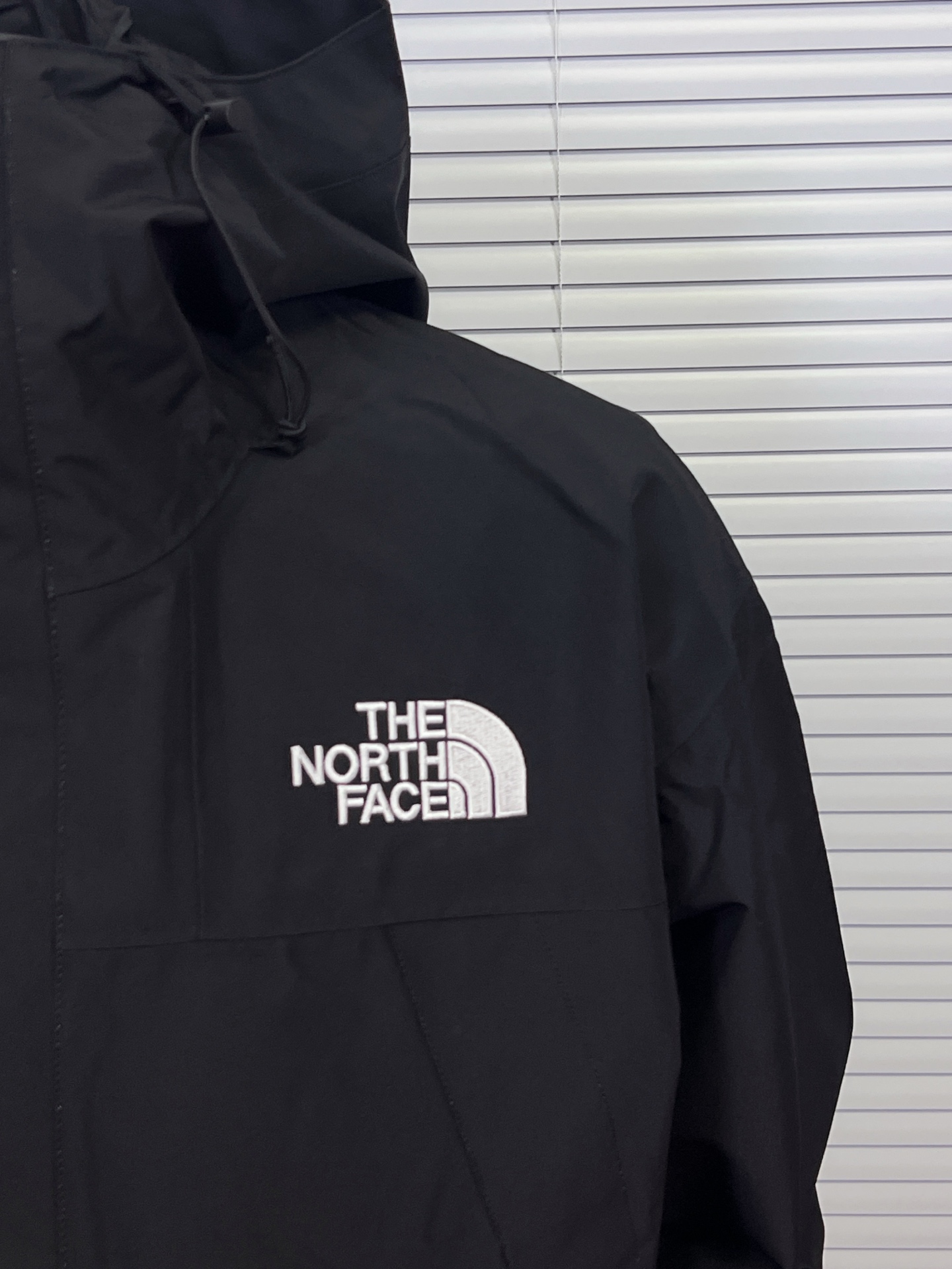 工厂放货💰240
The North Face/北面  1990 GTX系列连帽冲锋衣
1、面料：采用戈尔公司2L双层Gore-tex聚酯纤维面料，面料表层做超高强度防水，内层覆膜，所以到达三层防水的效果，使成衣具有防水防污透气的出色户外效果。独家制作整衣缝线处热封条高温压胶！
2、内里：原厂塔夫绸和拉绒经编衬里，提高贴合度，保暖防寒。区别市面低端版本。！
3、刺绣：进口田岛刺绣机还原ZP。田岛刺绣工整立体，且每处刺绣后都有防水弧形胶片！
 4、辅料：全衣原厂YKK拉链，可承受10万次拉力磨损，原厂魔术贴。开模定制五金配件，字体清晰立体 ，6颗纽扣方向全部一致！ 

继3年后北面与歌尔的再一次携手共进，联手打造UE系列！我们7月份开售日从美国购回正品，历史近三个月，克服多重困难，最终完美复刻出！整衣独家采用热封压胶技术！每一处拼接都由高温压胶条粘合，与正品保持一致！不是市面随便扯块布就是干的低端货。还原ZP 3合1完美搭配那是必须的。面料内里均采购ZP原厂进口双层Gore-tex面料、塔夫绸和拉绒经编衬里使衣服拥有ZP一样功能。整衣五金件使用zp开模定制，非市面错版，衣面6颗纽扣、四合扣、魔术贴全部重新开模！给你最细致的还原！

颜色:黑色，白色，迷彩
尺码：S-XXL