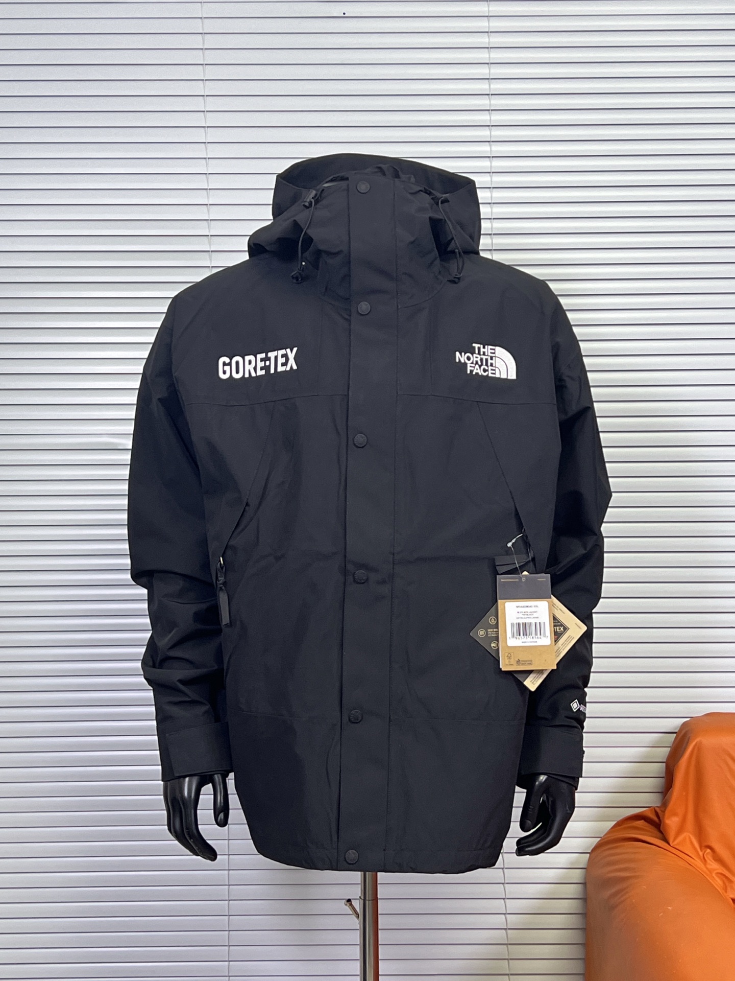 工厂放货💰240
The North Face/北面  1990 GTX系列连帽冲锋衣
1、面料：采用戈尔公司2L双层Gore-tex聚酯纤维面料，面料表层做超高强度防水，内层覆膜，所以到达三层防水的效果，使成衣具有防水防污透气的出色户外效果。独家制作整衣缝线处热封条高温压胶！
2、内里：原厂塔夫绸和拉绒经编衬里，提高贴合度，保暖防寒。区别市面低端版本。！
3、刺绣：进口田岛刺绣机还原ZP。田岛刺绣工整立体，且每处刺绣后都有防水弧形胶片！
 4、辅料：全衣原厂YKK拉链，可承受10万次拉力磨损，原厂魔术贴。开模定制五金配件，字体清晰立体 ，6颗纽扣方向全部一致！ 

继3年后北面与歌尔的再一次携手共进，联手打造UE系列！我们7月份开售日从美国购回正品，历史近三个月，克服多重困难，最终完美复刻出！整衣独家采用热封压胶技术！每一处拼接都由高温压胶条粘合，与正品保持一致！不是市面随便扯块布就是干的低端货。还原ZP 3合1完美搭配那是必须的。面料内里均采购ZP原厂进口双层Gore-tex面料、塔夫绸和拉绒经编衬里使衣服拥有ZP一样功能。整衣五金件使用zp开模定制，非市面错版，衣面6颗纽扣、四合扣、魔术贴全部重新开模！给你最细致的还原！

颜色:黑色，白色，迷彩
尺码：S-XXL