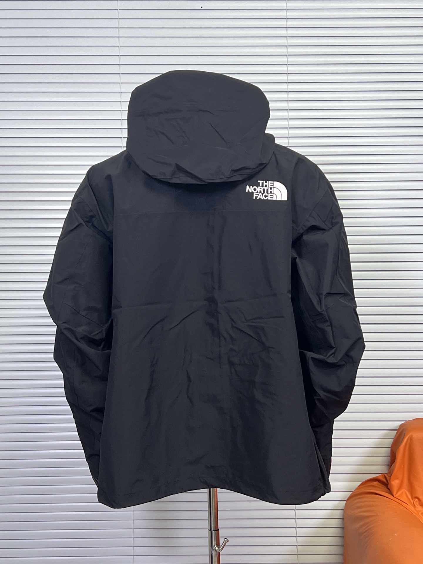 工厂放货💰240
The North Face/北面  1990 GTX系列连帽冲锋衣
1、面料：采用戈尔公司2L双层Gore-tex聚酯纤维面料，面料表层做超高强度防水，内层覆膜，所以到达三层防水的效果，使成衣具有防水防污透气的出色户外效果。独家制作整衣缝线处热封条高温压胶！
2、内里：原厂塔夫绸和拉绒经编衬里，提高贴合度，保暖防寒。区别市面低端版本。！
3、刺绣：进口田岛刺绣机还原ZP。田岛刺绣工整立体，且每处刺绣后都有防水弧形胶片！
 4、辅料：全衣原厂YKK拉链，可承受10万次拉力磨损，原厂魔术贴。开模定制五金配件，字体清晰立体 ，6颗纽扣方向全部一致！ 

继3年后北面与歌尔的再一次携手共进，联手打造UE系列！我们7月份开售日从美国购回正品，历史近三个月，克服多重困难，最终完美复刻出！整衣独家采用热封压胶技术！每一处拼接都由高温压胶条粘合，与正品保持一致！不是市面随便扯块布就是干的低端货。还原ZP 3合1完美搭配那是必须的。面料内里均采购ZP原厂进口双层Gore-tex面料、塔夫绸和拉绒经编衬里使衣服拥有ZP一样功能。整衣五金件使用zp开模定制，非市面错版，衣面6颗纽扣、四合扣、魔术贴全部重新开模！给你最细致的还原！

颜色:黑色，白色，迷彩
尺码：S-XXL