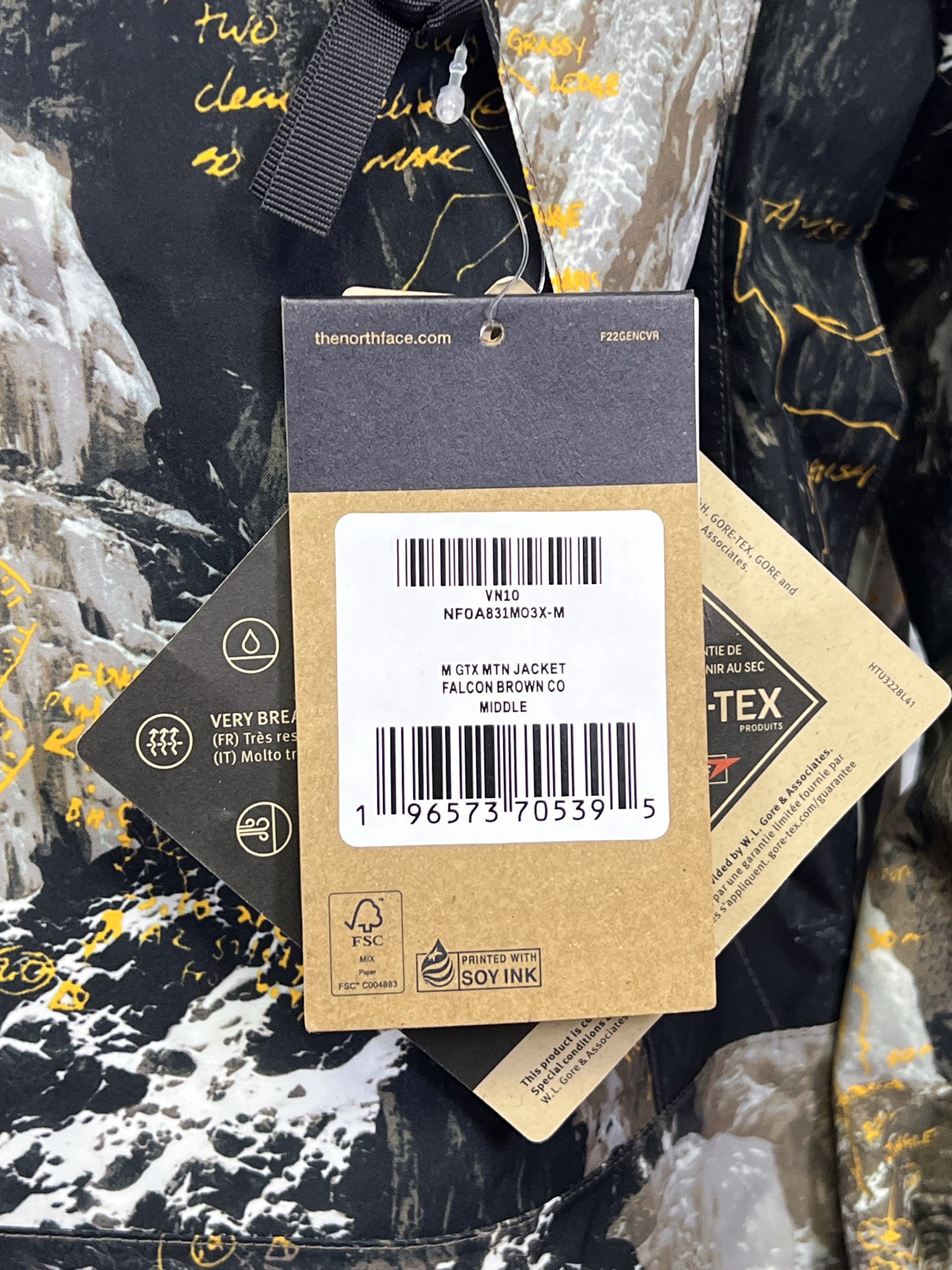 工厂放货💰240
The North Face/北面  1990 GTX系列连帽冲锋衣
1、面料：采用戈尔公司2L双层Gore-tex聚酯纤维面料，面料表层做超高强度防水，内层覆膜，所以到达三层防水的效果，使成衣具有防水防污透气的出色户外效果。独家制作整衣缝线处热封条高温压胶！
2、内里：原厂塔夫绸和拉绒经编衬里，提高贴合度，保暖防寒。区别市面低端版本。！
3、刺绣：进口田岛刺绣机还原ZP。田岛刺绣工整立体，且每处刺绣后都有防水弧形胶片！
 4、辅料：全衣原厂YKK拉链，可承受10万次拉力磨损，原厂魔术贴。开模定制五金配件，字体清晰立体 ，6颗纽扣方向全部一致！ 

继3年后北面与歌尔的再一次携手共进，联手打造UE系列！我们7月份开售日从美国购回正品，历史近三个月，克服多重困难，最终完美复刻出！整衣独家采用热封压胶技术！每一处拼接都由高温压胶条粘合，与正品保持一致！不是市面随便扯块布就是干的低端货。还原ZP 3合1完美搭配那是必须的。面料内里均采购ZP原厂进口双层Gore-tex面料、塔夫绸和拉绒经编衬里使衣服拥有ZP一样功能。整衣五金件使用zp开模定制，非市面错版，衣面6颗纽扣、四合扣、魔术贴全部重新开模！给你最细致的还原！

颜色:黑色，白色，迷彩
尺码：S-XXL