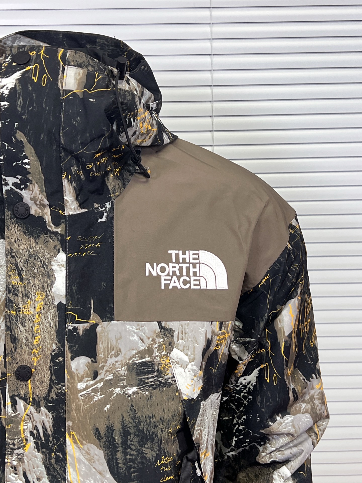 工厂放货💰240
The North Face/北面  1990 GTX系列连帽冲锋衣
1、面料：采用戈尔公司2L双层Gore-tex聚酯纤维面料，面料表层做超高强度防水，内层覆膜，所以到达三层防水的效果，使成衣具有防水防污透气的出色户外效果。独家制作整衣缝线处热封条高温压胶！
2、内里：原厂塔夫绸和拉绒经编衬里，提高贴合度，保暖防寒。区别市面低端版本。！
3、刺绣：进口田岛刺绣机还原ZP。田岛刺绣工整立体，且每处刺绣后都有防水弧形胶片！
 4、辅料：全衣原厂YKK拉链，可承受10万次拉力磨损，原厂魔术贴。开模定制五金配件，字体清晰立体 ，6颗纽扣方向全部一致！ 

继3年后北面与歌尔的再一次携手共进，联手打造UE系列！我们7月份开售日从美国购回正品，历史近三个月，克服多重困难，最终完美复刻出！整衣独家采用热封压胶技术！每一处拼接都由高温压胶条粘合，与正品保持一致！不是市面随便扯块布就是干的低端货。还原ZP 3合1完美搭配那是必须的。面料内里均采购ZP原厂进口双层Gore-tex面料、塔夫绸和拉绒经编衬里使衣服拥有ZP一样功能。整衣五金件使用zp开模定制，非市面错版，衣面6颗纽扣、四合扣、魔术贴全部重新开模！给你最细致的还原！

颜色:黑色，白色，迷彩
尺码：S-XXL
