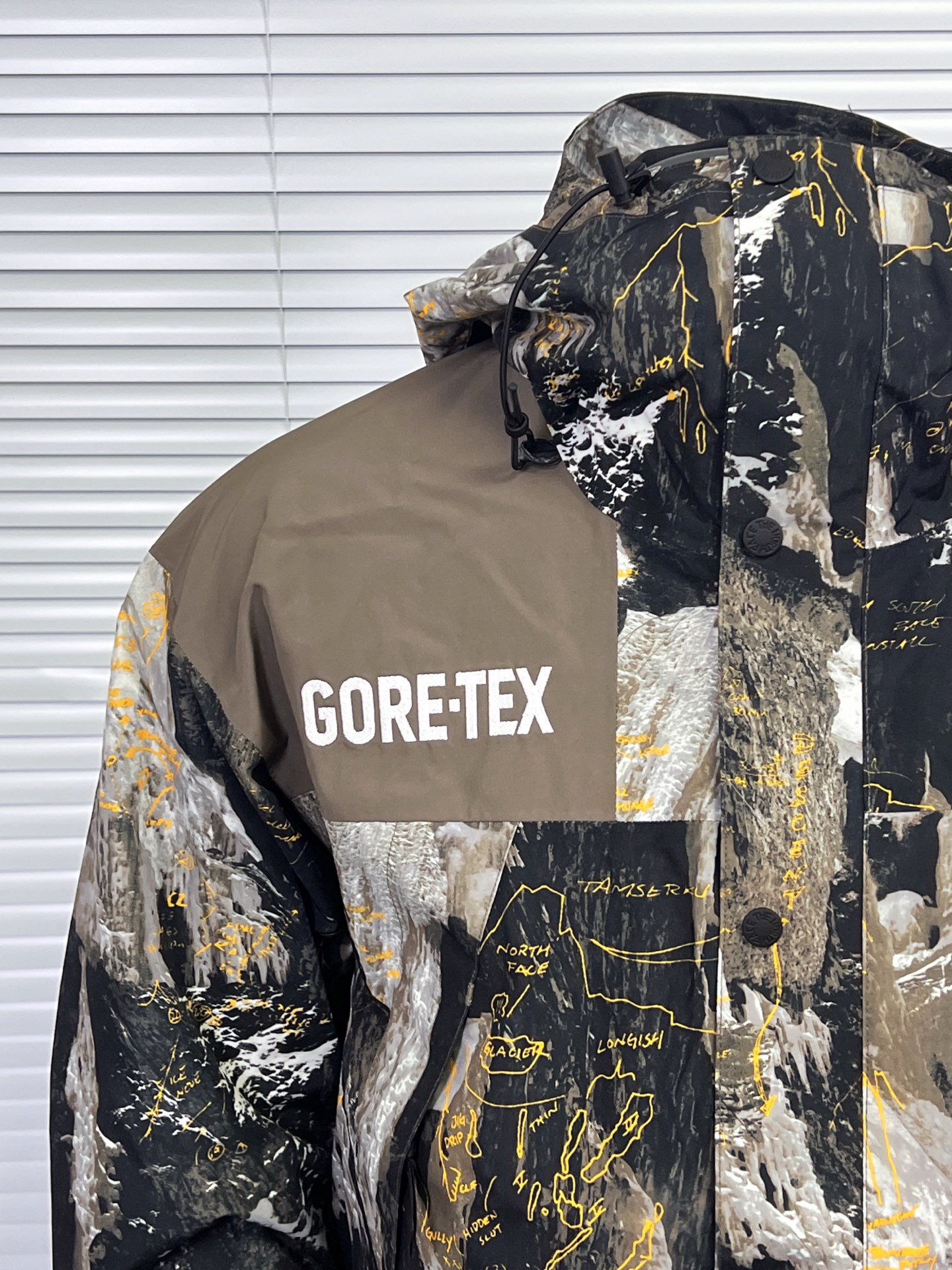 工厂放货💰240
The North Face/北面  1990 GTX系列连帽冲锋衣
1、面料：采用戈尔公司2L双层Gore-tex聚酯纤维面料，面料表层做超高强度防水，内层覆膜，所以到达三层防水的效果，使成衣具有防水防污透气的出色户外效果。独家制作整衣缝线处热封条高温压胶！
2、内里：原厂塔夫绸和拉绒经编衬里，提高贴合度，保暖防寒。区别市面低端版本。！
3、刺绣：进口田岛刺绣机还原ZP。田岛刺绣工整立体，且每处刺绣后都有防水弧形胶片！
 4、辅料：全衣原厂YKK拉链，可承受10万次拉力磨损，原厂魔术贴。开模定制五金配件，字体清晰立体 ，6颗纽扣方向全部一致！ 

继3年后北面与歌尔的再一次携手共进，联手打造UE系列！我们7月份开售日从美国购回正品，历史近三个月，克服多重困难，最终完美复刻出！整衣独家采用热封压胶技术！每一处拼接都由高温压胶条粘合，与正品保持一致！不是市面随便扯块布就是干的低端货。还原ZP 3合1完美搭配那是必须的。面料内里均采购ZP原厂进口双层Gore-tex面料、塔夫绸和拉绒经编衬里使衣服拥有ZP一样功能。整衣五金件使用zp开模定制，非市面错版，衣面6颗纽扣、四合扣、魔术贴全部重新开模！给你最细致的还原！

颜色:黑色，白色，迷彩
尺码：S-XXL