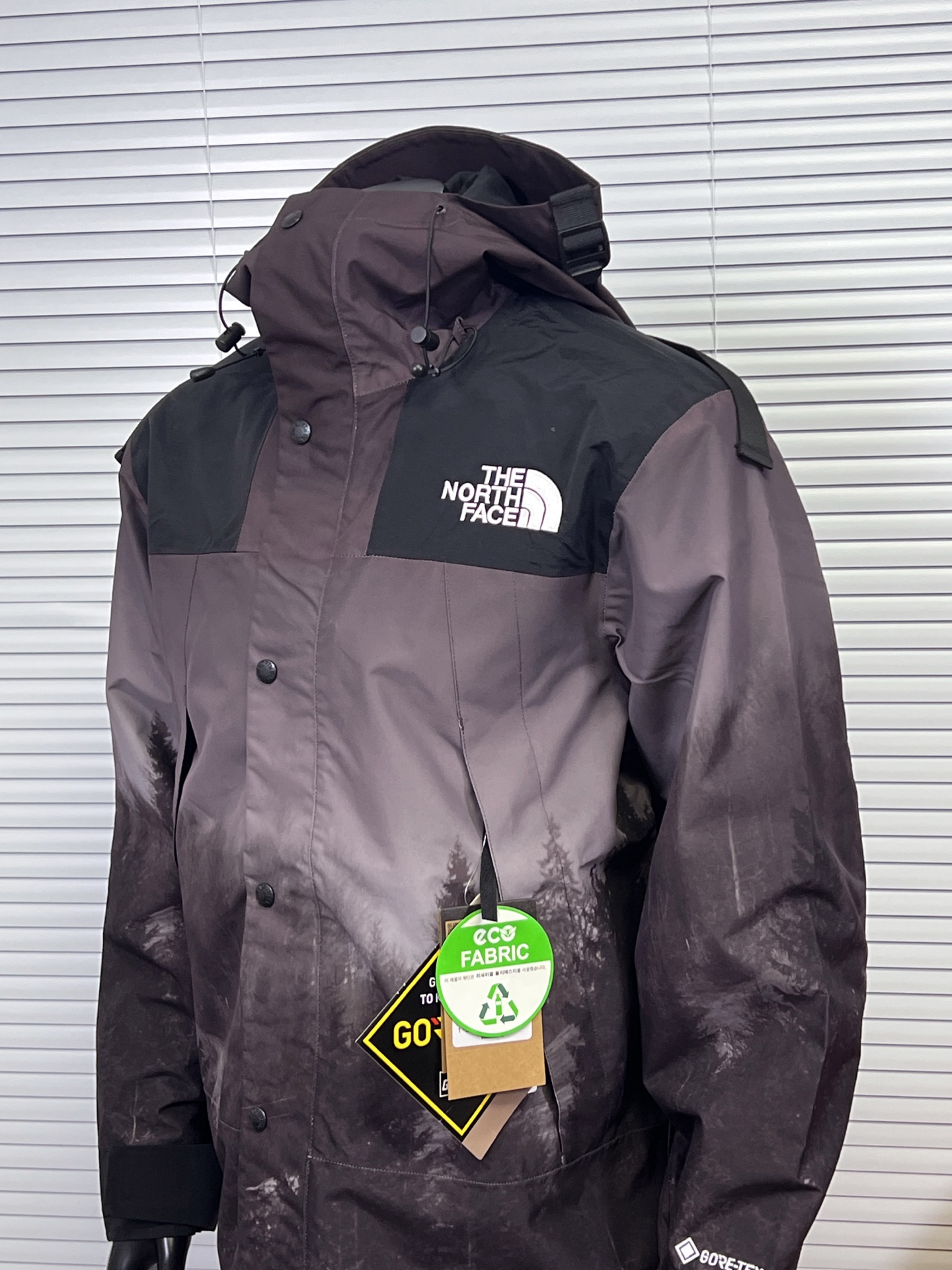 工厂放货💰300
THE NORTH FACE /北面 FW23 日照金山/迷雾森林冲锋衣 90系列 Gore-tex GTX Mountain Vista Jacket 防风防水连帽夹克冲锋衣 男女同款

北面限定款韩版冲锋衣！日照金山的结构美感和配色真的不要太美，寓意也很好，另一个迷雾森林限定色一抑一扬，覆盖了所有喜欢户外风格的消费者，此款冲锋衣是超级难买的，简直火的不得了，单款冲锋衣，一年四季可穿！
男女同款，可配情侣款，北面冲锋衣越来越you 秀，功能性超强，并且能巧妙得融入日常生活中！户外，休闲都可以！
连帽的设计，青春洋溢，内里有里衬，亲肤舒适，帽子卡扣可以调节松紧，弹力抽绳可以调节防风保暖！
两个颜色日照金山，迷雾森林，设计师也是很强的，款款都是经典，款式大众时尚，不挑人，上身真的是太酷了！胸前与后背logo刺绣，是进口田岛刺绣机，田岛刺绣工整立体，很是精致，细节做工精细到无懈可击，perfect！必须吹爆它！
参衣身多处拼接，拼接处采用户外压胶工艺，更具有户外型，防水性，很有层次感，不单调更是时髦，单排按扣＋拉链开衫设计，更实穿方便，全衣YKK拉链，可承受10万次拉力磨损，按扣五金，带有品牌logo钢印，字体清晰立体，非常耐用！
下摆有抽绳，加倍防风保暖！袖口魔术贴设计，可调节松紧防止冷风进入，两侧拉链口袋，储物很是安全，内里还有拉链口袋，装点贵重物品非常实用，印花和面料融为一体，很轻薄的，环保染色，无异味，不开裂！轻薄透气！颜色持久细腻！
原版一比一定制，面料采用的是goretex科技面料，比较挺括有型防水防风，防脏，非常好打理，区别于传统的冲锋衣，这款面料又升了一级，上身透气性更好！内里丝滑内衬，提高整体贴合！

颜色:日照金山、迷雾森林
尺码:XS-XXL