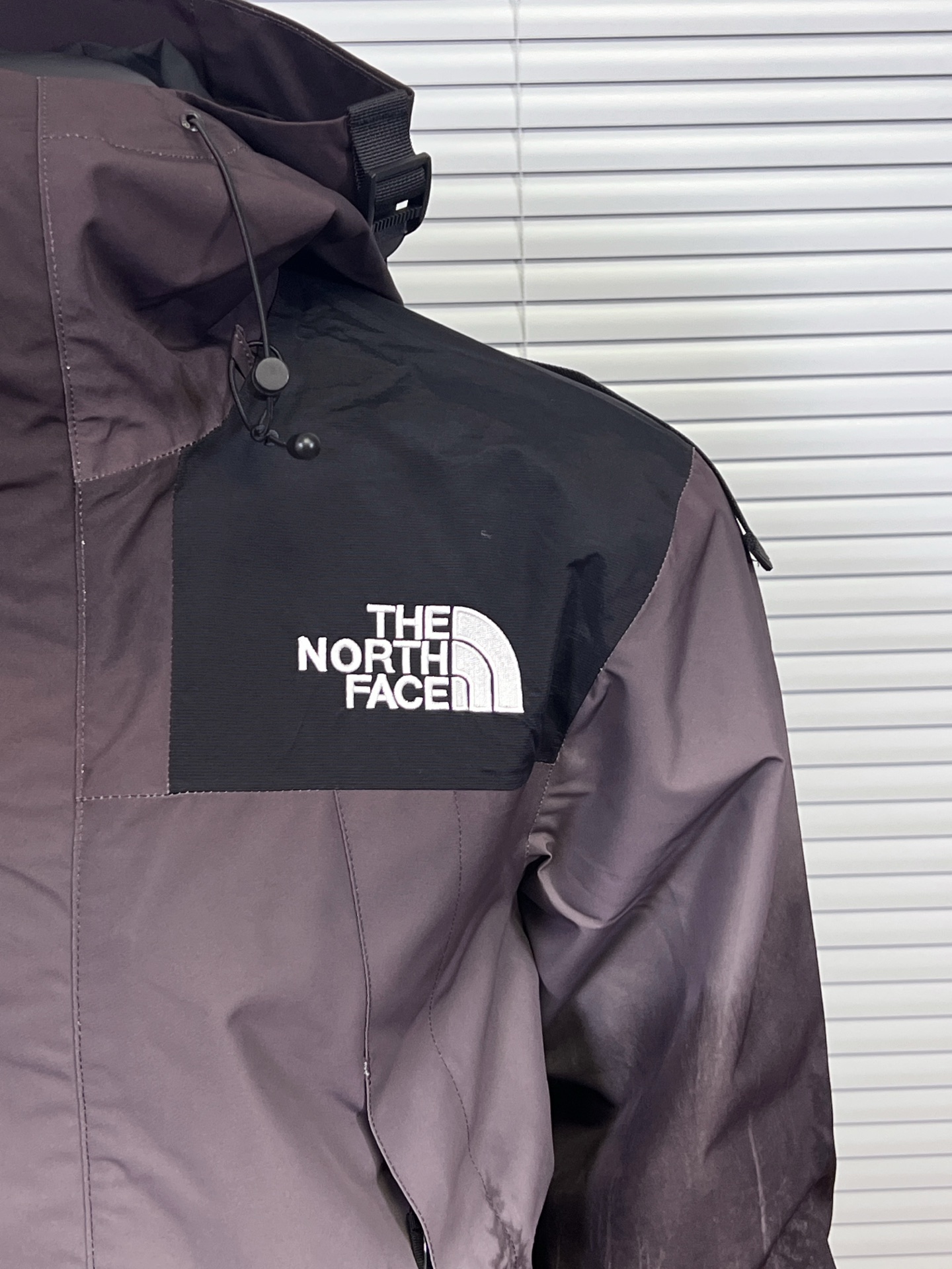 工厂放货💰300
THE NORTH FACE /北面 FW23 日照金山/迷雾森林冲锋衣 90系列 Gore-tex GTX Mountain Vista Jacket 防风防水连帽夹克冲锋衣 男女同款

北面限定款韩版冲锋衣！日照金山的结构美感和配色真的不要太美，寓意也很好，另一个迷雾森林限定色一抑一扬，覆盖了所有喜欢户外风格的消费者，此款冲锋衣是超级难买的，简直火的不得了，单款冲锋衣，一年四季可穿！
男女同款，可配情侣款，北面冲锋衣越来越you 秀，功能性超强，并且能巧妙得融入日常生活中！户外，休闲都可以！
连帽的设计，青春洋溢，内里有里衬，亲肤舒适，帽子卡扣可以调节松紧，弹力抽绳可以调节防风保暖！
两个颜色日照金山，迷雾森林，设计师也是很强的，款款都是经典，款式大众时尚，不挑人，上身真的是太酷了！胸前与后背logo刺绣，是进口田岛刺绣机，田岛刺绣工整立体，很是精致，细节做工精细到无懈可击，perfect！必须吹爆它！
参衣身多处拼接，拼接处采用户外压胶工艺，更具有户外型，防水性，很有层次感，不单调更是时髦，单排按扣＋拉链开衫设计，更实穿方便，全衣YKK拉链，可承受10万次拉力磨损，按扣五金，带有品牌logo钢印，字体清晰立体，非常耐用！
下摆有抽绳，加倍防风保暖！袖口魔术贴设计，可调节松紧防止冷风进入，两侧拉链口袋，储物很是安全，内里还有拉链口袋，装点贵重物品非常实用，印花和面料融为一体，很轻薄的，环保染色，无异味，不开裂！轻薄透气！颜色持久细腻！
原版一比一定制，面料采用的是goretex科技面料，比较挺括有型防水防风，防脏，非常好打理，区别于传统的冲锋衣，这款面料又升了一级，上身透气性更好！内里丝滑内衬，提高整体贴合！

颜色:日照金山、迷雾森林
尺码:XS-XXL