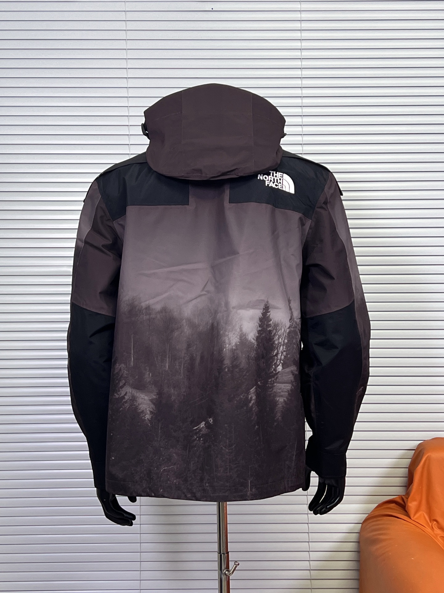 工厂放货💰300
THE NORTH FACE /北面 FW23 日照金山/迷雾森林冲锋衣 90系列 Gore-tex GTX Mountain Vista Jacket 防风防水连帽夹克冲锋衣 男女同款

北面限定款韩版冲锋衣！日照金山的结构美感和配色真的不要太美，寓意也很好，另一个迷雾森林限定色一抑一扬，覆盖了所有喜欢户外风格的消费者，此款冲锋衣是超级难买的，简直火的不得了，单款冲锋衣，一年四季可穿！
男女同款，可配情侣款，北面冲锋衣越来越you 秀，功能性超强，并且能巧妙得融入日常生活中！户外，休闲都可以！
连帽的设计，青春洋溢，内里有里衬，亲肤舒适，帽子卡扣可以调节松紧，弹力抽绳可以调节防风保暖！
两个颜色日照金山，迷雾森林，设计师也是很强的，款款都是经典，款式大众时尚，不挑人，上身真的是太酷了！胸前与后背logo刺绣，是进口田岛刺绣机，田岛刺绣工整立体，很是精致，细节做工精细到无懈可击，perfect！必须吹爆它！
参衣身多处拼接，拼接处采用户外压胶工艺，更具有户外型，防水性，很有层次感，不单调更是时髦，单排按扣＋拉链开衫设计，更实穿方便，全衣YKK拉链，可承受10万次拉力磨损，按扣五金，带有品牌logo钢印，字体清晰立体，非常耐用！
下摆有抽绳，加倍防风保暖！袖口魔术贴设计，可调节松紧防止冷风进入，两侧拉链口袋，储物很是安全，内里还有拉链口袋，装点贵重物品非常实用，印花和面料融为一体，很轻薄的，环保染色，无异味，不开裂！轻薄透气！颜色持久细腻！
原版一比一定制，面料采用的是goretex科技面料，比较挺括有型防水防风，防脏，非常好打理，区别于传统的冲锋衣，这款面料又升了一级，上身透气性更好！内里丝滑内衬，提高整体贴合！

颜色:日照金山、迷雾森林
尺码:XS-XXL