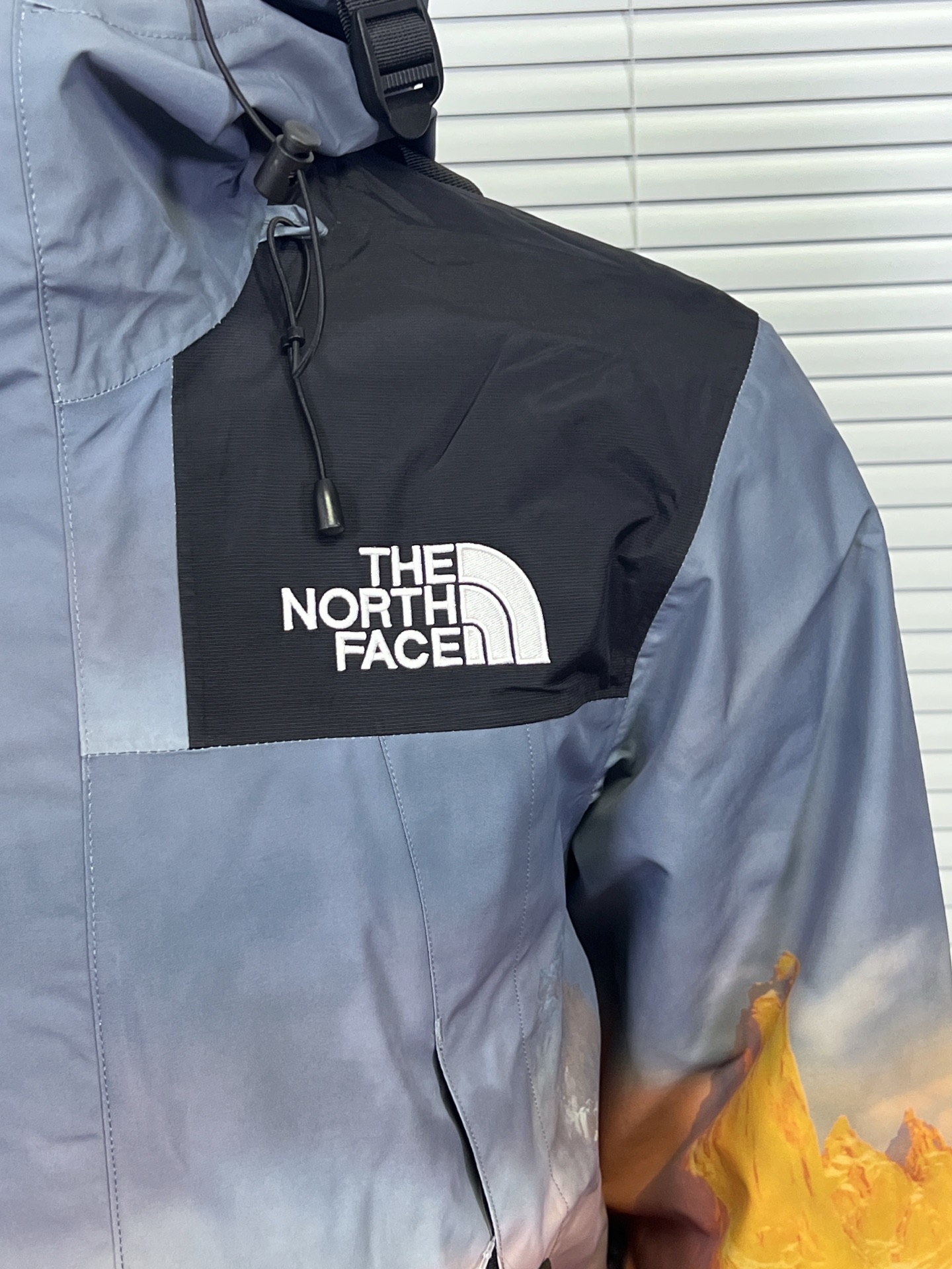 工厂放货💰300
THE NORTH FACE /北面 FW23 日照金山/迷雾森林冲锋衣 90系列 Gore-tex GTX Mountain Vista Jacket 防风防水连帽夹克冲锋衣 男女同款

北面限定款韩版冲锋衣！日照金山的结构美感和配色真的不要太美，寓意也很好，另一个迷雾森林限定色一抑一扬，覆盖了所有喜欢户外风格的消费者，此款冲锋衣是超级难买的，简直火的不得了，单款冲锋衣，一年四季可穿！
男女同款，可配情侣款，北面冲锋衣越来越you 秀，功能性超强，并且能巧妙得融入日常生活中！户外，休闲都可以！
连帽的设计，青春洋溢，内里有里衬，亲肤舒适，帽子卡扣可以调节松紧，弹力抽绳可以调节防风保暖！
两个颜色日照金山，迷雾森林，设计师也是很强的，款款都是经典，款式大众时尚，不挑人，上身真的是太酷了！胸前与后背logo刺绣，是进口田岛刺绣机，田岛刺绣工整立体，很是精致，细节做工精细到无懈可击，perfect！必须吹爆它！
参衣身多处拼接，拼接处采用户外压胶工艺，更具有户外型，防水性，很有层次感，不单调更是时髦，单排按扣＋拉链开衫设计，更实穿方便，全衣YKK拉链，可承受10万次拉力磨损，按扣五金，带有品牌logo钢印，字体清晰立体，非常耐用！
下摆有抽绳，加倍防风保暖！袖口魔术贴设计，可调节松紧防止冷风进入，两侧拉链口袋，储物很是安全，内里还有拉链口袋，装点贵重物品非常实用，印花和面料融为一体，很轻薄的，环保染色，无异味，不开裂！轻薄透气！颜色持久细腻！
原版一比一定制，面料采用的是goretex科技面料，比较挺括有型防水防风，防脏，非常好打理，区别于传统的冲锋衣，这款面料又升了一级，上身透气性更好！内里丝滑内衬，提高整体贴合！

颜色:日照金山、迷雾森林
尺码:XS-XXL