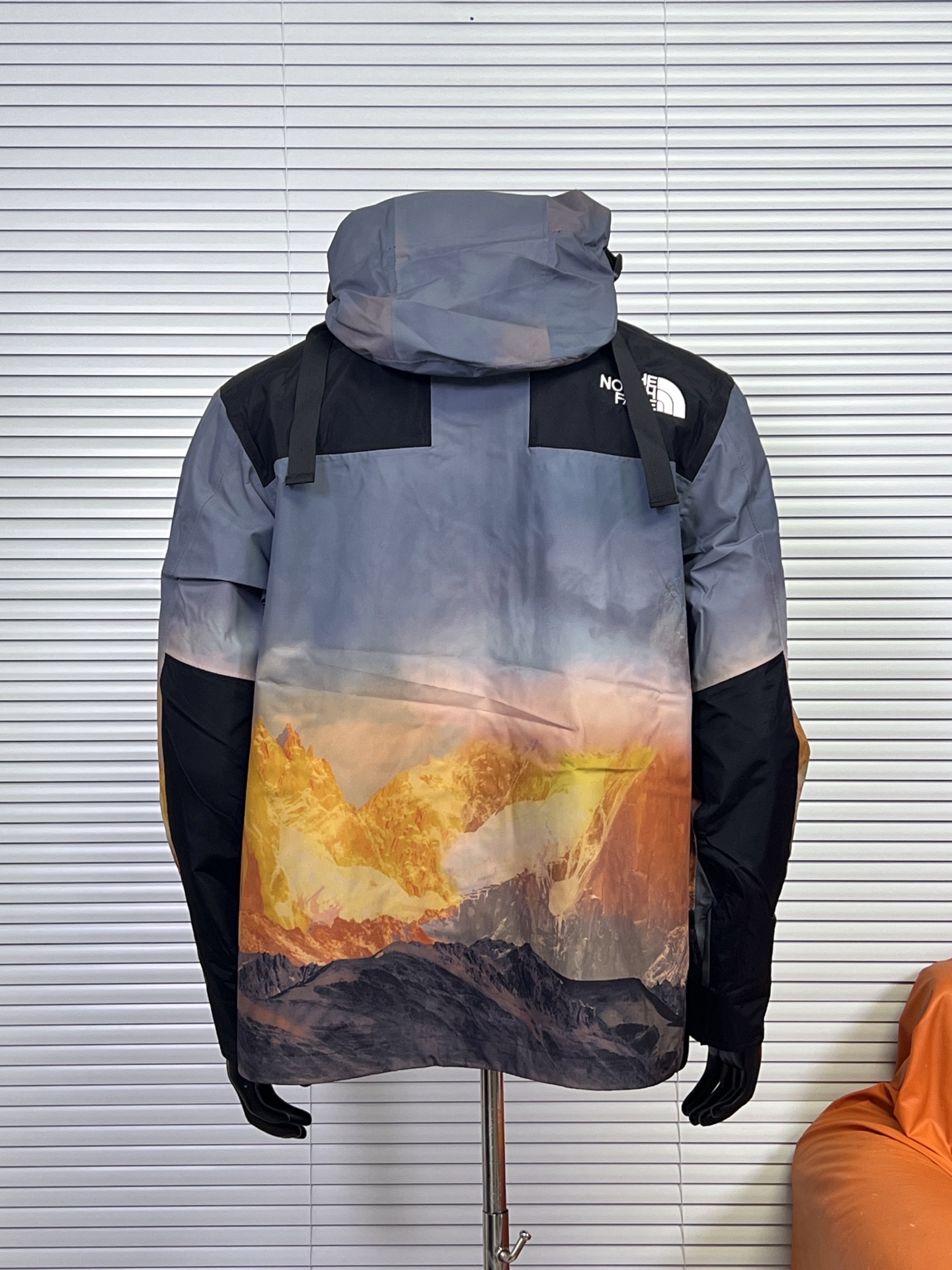 工厂放货💰300
THE NORTH FACE /北面 FW23 日照金山/迷雾森林冲锋衣 90系列 Gore-tex GTX Mountain Vista Jacket 防风防水连帽夹克冲锋衣 男女同款

北面限定款韩版冲锋衣！日照金山的结构美感和配色真的不要太美，寓意也很好，另一个迷雾森林限定色一抑一扬，覆盖了所有喜欢户外风格的消费者，此款冲锋衣是超级难买的，简直火的不得了，单款冲锋衣，一年四季可穿！
男女同款，可配情侣款，北面冲锋衣越来越you 秀，功能性超强，并且能巧妙得融入日常生活中！户外，休闲都可以！
连帽的设计，青春洋溢，内里有里衬，亲肤舒适，帽子卡扣可以调节松紧，弹力抽绳可以调节防风保暖！
两个颜色日照金山，迷雾森林，设计师也是很强的，款款都是经典，款式大众时尚，不挑人，上身真的是太酷了！胸前与后背logo刺绣，是进口田岛刺绣机，田岛刺绣工整立体，很是精致，细节做工精细到无懈可击，perfect！必须吹爆它！
参衣身多处拼接，拼接处采用户外压胶工艺，更具有户外型，防水性，很有层次感，不单调更是时髦，单排按扣＋拉链开衫设计，更实穿方便，全衣YKK拉链，可承受10万次拉力磨损，按扣五金，带有品牌logo钢印，字体清晰立体，非常耐用！
下摆有抽绳，加倍防风保暖！袖口魔术贴设计，可调节松紧防止冷风进入，两侧拉链口袋，储物很是安全，内里还有拉链口袋，装点贵重物品非常实用，印花和面料融为一体，很轻薄的，环保染色，无异味，不开裂！轻薄透气！颜色持久细腻！
原版一比一定制，面料采用的是goretex科技面料，比较挺括有型防水防风，防脏，非常好打理，区别于传统的冲锋衣，这款面料又升了一级，上身透气性更好！内里丝滑内衬，提高整体贴合！

颜色:日照金山、迷雾森林
尺码:XS-XXL