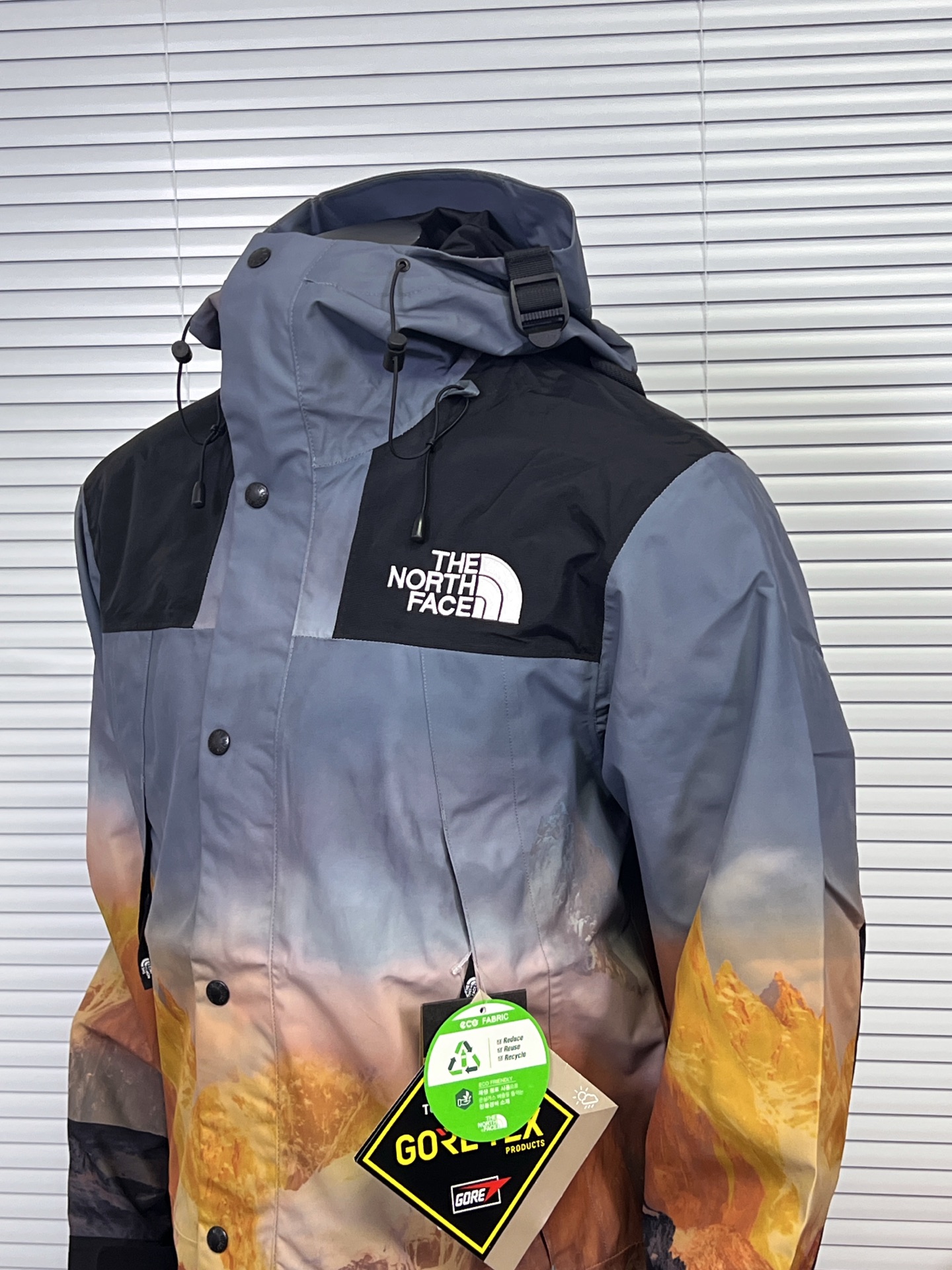 工厂放货💰300
THE NORTH FACE /北面 FW23 日照金山/迷雾森林冲锋衣 90系列 Gore-tex GTX Mountain Vista Jacket 防风防水连帽夹克冲锋衣 男女同款

北面限定款韩版冲锋衣！日照金山的结构美感和配色真的不要太美，寓意也很好，另一个迷雾森林限定色一抑一扬，覆盖了所有喜欢户外风格的消费者，此款冲锋衣是超级难买的，简直火的不得了，单款冲锋衣，一年四季可穿！
男女同款，可配情侣款，北面冲锋衣越来越you 秀，功能性超强，并且能巧妙得融入日常生活中！户外，休闲都可以！
连帽的设计，青春洋溢，内里有里衬，亲肤舒适，帽子卡扣可以调节松紧，弹力抽绳可以调节防风保暖！
两个颜色日照金山，迷雾森林，设计师也是很强的，款款都是经典，款式大众时尚，不挑人，上身真的是太酷了！胸前与后背logo刺绣，是进口田岛刺绣机，田岛刺绣工整立体，很是精致，细节做工精细到无懈可击，perfect！必须吹爆它！
参衣身多处拼接，拼接处采用户外压胶工艺，更具有户外型，防水性，很有层次感，不单调更是时髦，单排按扣＋拉链开衫设计，更实穿方便，全衣YKK拉链，可承受10万次拉力磨损，按扣五金，带有品牌logo钢印，字体清晰立体，非常耐用！
下摆有抽绳，加倍防风保暖！袖口魔术贴设计，可调节松紧防止冷风进入，两侧拉链口袋，储物很是安全，内里还有拉链口袋，装点贵重物品非常实用，印花和面料融为一体，很轻薄的，环保染色，无异味，不开裂！轻薄透气！颜色持久细腻！
原版一比一定制，面料采用的是goretex科技面料，比较挺括有型防水防风，防脏，非常好打理，区别于传统的冲锋衣，这款面料又升了一级，上身透气性更好！内里丝滑内衬，提高整体贴合！

颜色:日照金山、迷雾森林
尺码:XS-XXL