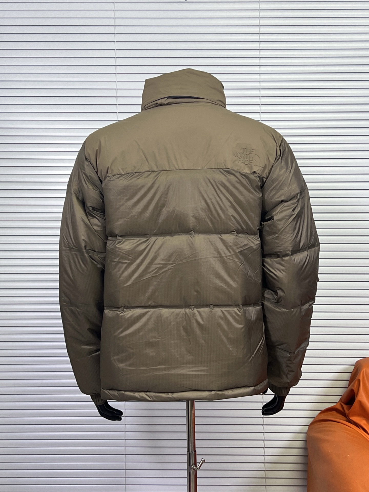 工厂放货💰320
THE NORTH FACE/北面 23SS 96S日系无缝压胶羽绒服
1992 年为探险而开发的 Nuptse 夹克，作为1990 年代代表 THE NORTH FACE 的传统款式，升级为GORET-TEX INFINIUM，具有出色的防风和透湿性能。外层材料由 30 旦尼龙制成，重量轻但坚硬。无缝压胶可避免风从针孔钻入增加保温性。袖口采用粘性罗纹和压花徽标的简单饰面营造出技术形象。
❶logo：双面胸前有特俗材料由机器压制而成凹凸有形的logo 区别于是普通大众款的印花绣花工艺辨识度高 有质感 不变色不掉色 。
❷工艺：96S采用科技纳米防静电防风防泼水高密度户外面料无缝压胶分仓式充绒 三层锁绒工艺防跑绒 .
❸填充：百分之百90%白鸭绒填充量280克  ，绒手感摸起来蓬松柔软。
❹五金：拉链采用AiryString，重量轻且不损害面料原有的弹性， 追求轻盈开合 。

颜色：双拼白，黑色 棕色
尺码： S M L XL XXL