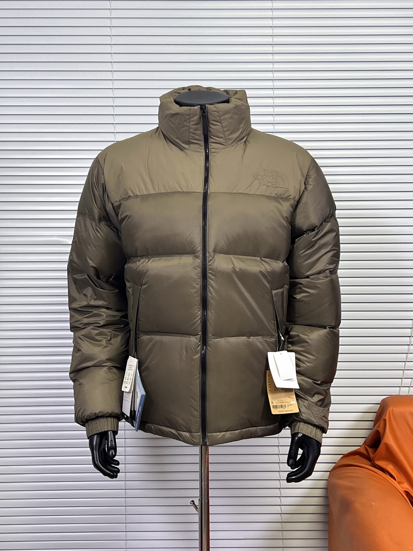 工厂放货💰320
THE NORTH FACE/北面 23SS 96S日系无缝压胶羽绒服
1992 年为探险而开发的 Nuptse 夹克，作为1990 年代代表 THE NORTH FACE 的传统款式，升级为GORET-TEX INFINIUM，具有出色的防风和透湿性能。外层材料由 30 旦尼龙制成，重量轻但坚硬。无缝压胶可避免风从针孔钻入增加保温性。袖口采用粘性罗纹和压花徽标的简单饰面营造出技术形象。
❶logo：双面胸前有特俗材料由机器压制而成凹凸有形的logo 区别于是普通大众款的印花绣花工艺辨识度高 有质感 不变色不掉色 。
❷工艺：96S采用科技纳米防静电防风防泼水高密度户外面料无缝压胶分仓式充绒 三层锁绒工艺防跑绒 .
❸填充：百分之百90%白鸭绒填充量280克  ，绒手感摸起来蓬松柔软。
❹五金：拉链采用AiryString，重量轻且不损害面料原有的弹性， 追求轻盈开合 。

颜色：双拼白，黑色 棕色
尺码： S M L XL XXL