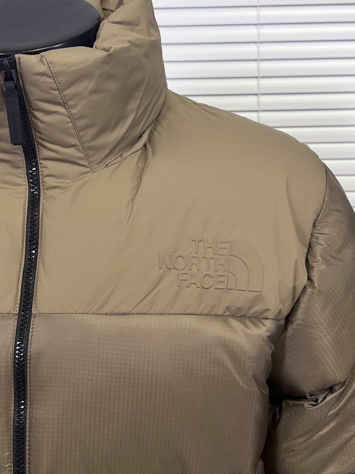 工厂放货💰320
THE NORTH FACE/北面 23SS 96S日系无缝压胶羽绒服
1992 年为探险而开发的 Nuptse 夹克，作为1990 年代代表 THE NORTH FACE 的传统款式，升级为GORET-TEX INFINIUM，具有出色的防风和透湿性能。外层材料由 30 旦尼龙制成，重量轻但坚硬。无缝压胶可避免风从针孔钻入增加保温性。袖口采用粘性罗纹和压花徽标的简单饰面营造出技术形象。
❶logo：双面胸前有特俗材料由机器压制而成凹凸有形的logo 区别于是普通大众款的印花绣花工艺辨识度高 有质感 不变色不掉色 。
❷工艺：96S采用科技纳米防静电防风防泼水高密度户外面料无缝压胶分仓式充绒 三层锁绒工艺防跑绒 .
❸填充：百分之百90%白鸭绒填充量280克  ，绒手感摸起来蓬松柔软。
❹五金：拉链采用AiryString，重量轻且不损害面料原有的弹性， 追求轻盈开合 。

颜色：双拼白，黑色 棕色
尺码： S M L XL XXL