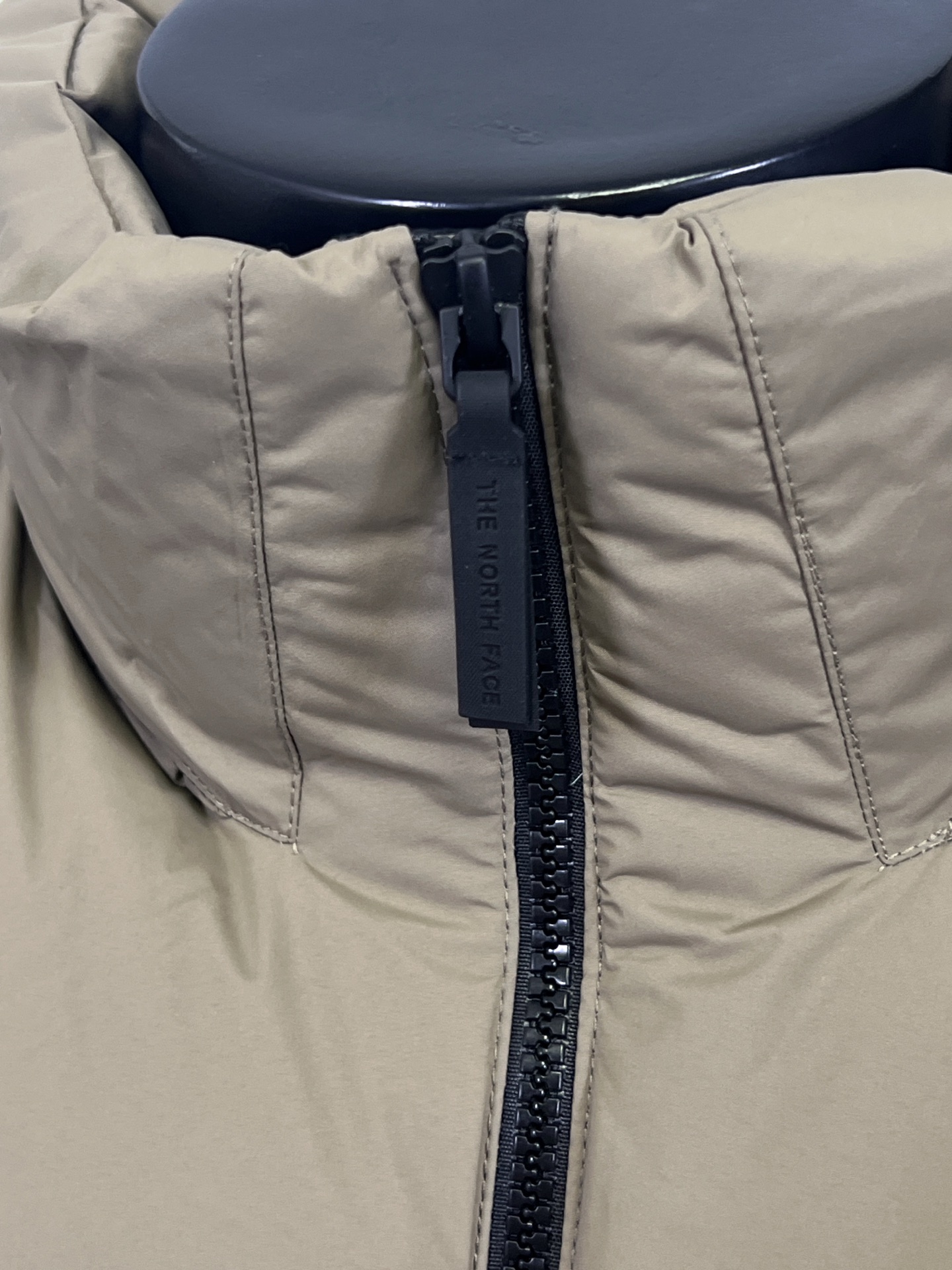 工厂放货💰320
THE NORTH FACE/北面 23SS 96S日系无缝压胶羽绒服
1992 年为探险而开发的 Nuptse 夹克，作为1990 年代代表 THE NORTH FACE 的传统款式，升级为GORET-TEX INFINIUM，具有出色的防风和透湿性能。外层材料由 30 旦尼龙制成，重量轻但坚硬。无缝压胶可避免风从针孔钻入增加保温性。袖口采用粘性罗纹和压花徽标的简单饰面营造出技术形象。
❶logo：双面胸前有特俗材料由机器压制而成凹凸有形的logo 区别于是普通大众款的印花绣花工艺辨识度高 有质感 不变色不掉色 。
❷工艺：96S采用科技纳米防静电防风防泼水高密度户外面料无缝压胶分仓式充绒 三层锁绒工艺防跑绒 .
❸填充：百分之百90%白鸭绒填充量280克  ，绒手感摸起来蓬松柔软。
❹五金：拉链采用AiryString，重量轻且不损害面料原有的弹性， 追求轻盈开合 。

颜色：双拼白，黑色 棕色
尺码： S M L XL XXL