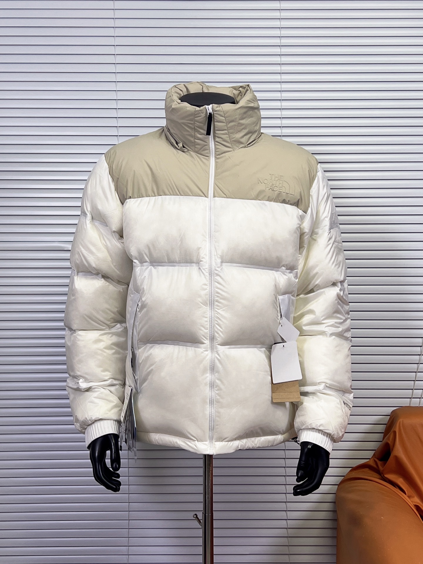 工厂放货💰320
THE NORTH FACE/北面 23SS 96S日系无缝压胶羽绒服
1992 年为探险而开发的 Nuptse 夹克，作为1990 年代代表 THE NORTH FACE 的传统款式，升级为GORET-TEX INFINIUM，具有出色的防风和透湿性能。外层材料由 30 旦尼龙制成，重量轻但坚硬。无缝压胶可避免风从针孔钻入增加保温性。袖口采用粘性罗纹和压花徽标的简单饰面营造出技术形象。
❶logo：双面胸前有特俗材料由机器压制而成凹凸有形的logo 区别于是普通大众款的印花绣花工艺辨识度高 有质感 不变色不掉色 。
❷工艺：96S采用科技纳米防静电防风防泼水高密度户外面料无缝压胶分仓式充绒 三层锁绒工艺防跑绒 .
❸填充：百分之百90%白鸭绒填充量280克  ，绒手感摸起来蓬松柔软。
❹五金：拉链采用AiryString，重量轻且不损害面料原有的弹性， 追求轻盈开合 。

颜色：双拼白，黑色 棕色
尺码： S M L XL XXL