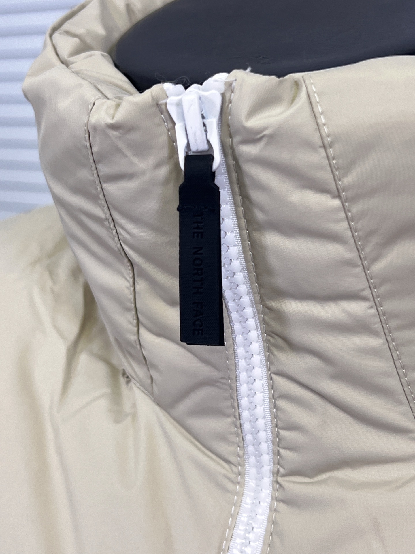 工厂 THE NORTH FACE/北面 23SS 96S日系无缝压胶羽绒服 1992 年为探险而开发的 Nuptse 夹克,作为1990 年代代表 THE NORTH FACE 的传统款式,升级为GORET-TEX INFINIUM,具有出色的防风和透湿性能.外层材料由 30 旦尼龙制成,重量轻但坚硬.无缝压胶可避免风从针孔钻入增加保温性.袖口采用粘性罗纹和压花徽标的简单饰面营造出技术形象. ❶logo:双面胸前有特俗材料由机器压制而成凹凸有形的logo 区别于是普通大众款的印花绣花工艺辨识度高 有质感 不变色不掉色. ❷工艺:96S采用科技纳米防静电防风防泼水高密度户外面料无缝压胶分仓式充绒 三层锁绒工艺防跑绒. ❸填充:百分之百90%白鸭绒填充量280克,绒手感摸起来蓬松柔软. ❹五金:拉链采用AiryString,重量轻且不损害面料原有的弹性, 追求轻盈开合. 颜色:双拼白,黑色 棕色