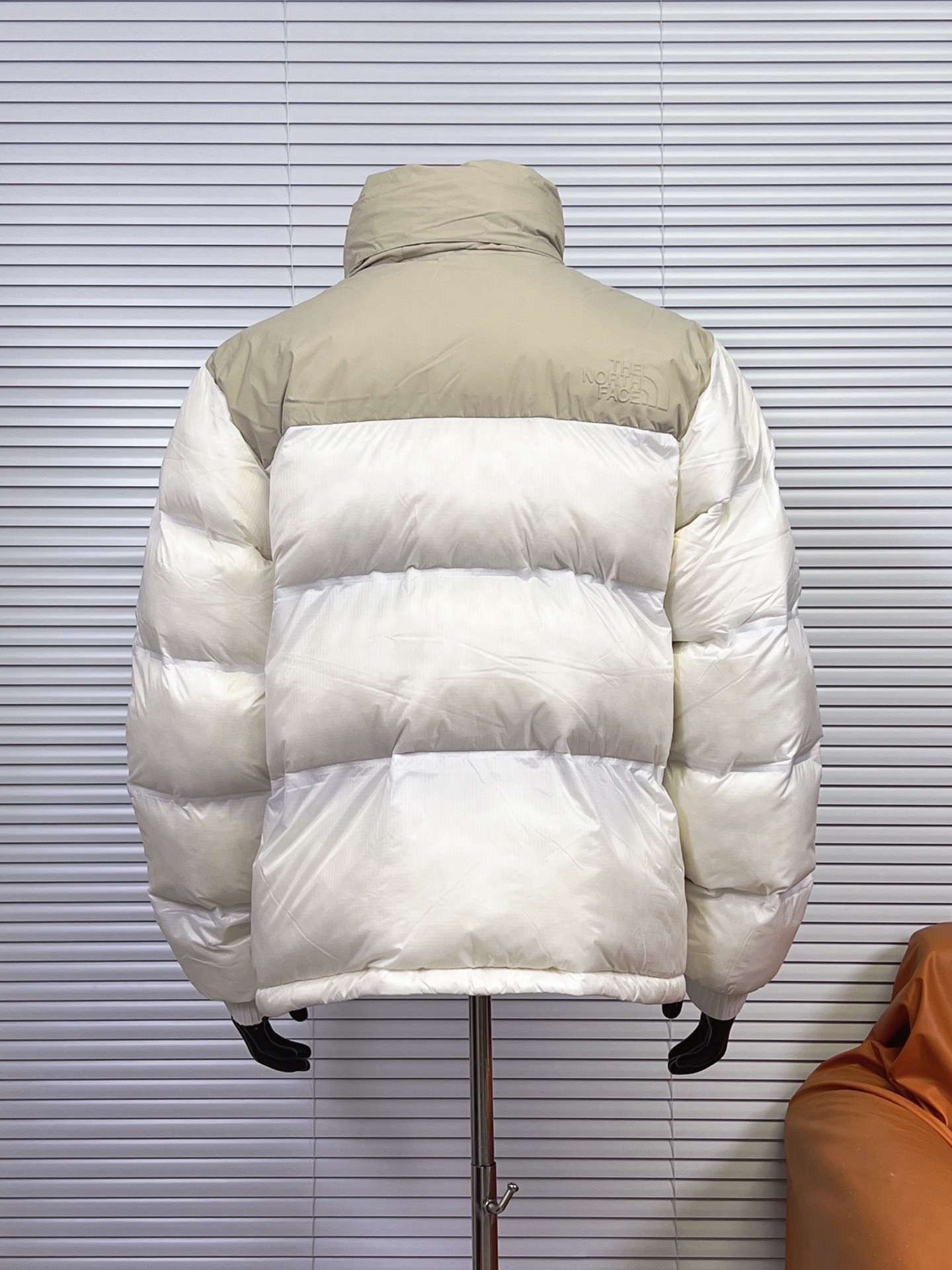 工厂 THE NORTH FACE/北面 23SS 96S日系无缝压胶羽绒服 1992 年为探险而开发的 Nuptse 夹克,作为1990 年代代表 THE NORTH FACE 的传统款式,升级为GORET-TEX INFINIUM,具有出色的防风和透湿性能.外层材料由 30 旦尼龙制成,重量轻但坚硬.无缝压胶可避免风从针孔钻入增加保温性.袖口采用粘性罗纹和压花徽标的简单饰面营造出技术形象. ❶logo:双面胸前有特俗材料由机器压制而成凹凸有形的logo 区别于是普通大众款的印花绣花工艺辨识度高 有质感 不变色不掉色. ❷工艺:96S采用科技纳米防静电防风防泼水高密度户外面料无缝压胶分仓式充绒 三层锁绒工艺防跑绒. ❸填充:百分之百90%白鸭绒填充量280克,绒手感摸起来蓬松柔软. ❹五金:拉链采用AiryString,重量轻且不损害面料原有的弹性, 追求轻盈开合. 颜色:双拼白,黑色 棕色