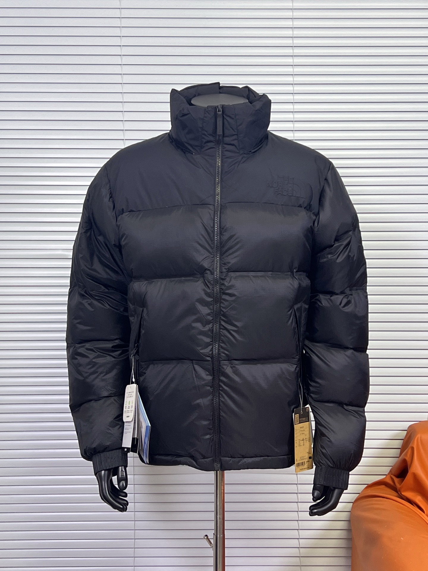 工厂放货💰320
THE NORTH FACE/北面 23SS 96S日系无缝压胶羽绒服
1992 年为探险而开发的 Nuptse 夹克，作为1990 年代代表 THE NORTH FACE 的传统款式，升级为GORET-TEX INFINIUM，具有出色的防风和透湿性能。外层材料由 30 旦尼龙制成，重量轻但坚硬。无缝压胶可避免风从针孔钻入增加保温性。袖口采用粘性罗纹和压花徽标的简单饰面营造出技术形象。
❶logo：双面胸前有特俗材料由机器压制而成凹凸有形的logo 区别于是普通大众款的印花绣花工艺辨识度高 有质感 不变色不掉色 。
❷工艺：96S采用科技纳米防静电防风防泼水高密度户外面料无缝压胶分仓式充绒 三层锁绒工艺防跑绒 .
❸填充：百分之百90%白鸭绒填充量280克  ，绒手感摸起来蓬松柔软。
❹五金：拉链采用AiryString，重量轻且不损害面料原有的弹性， 追求轻盈开合 。

颜色：双拼白，黑色 棕色
尺码： S M L XL XXL