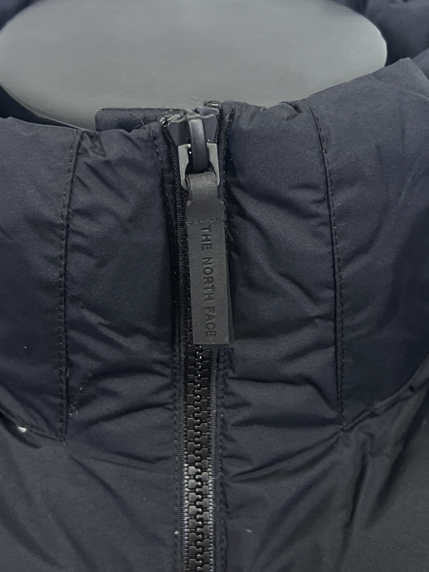 工厂放货💰320
THE NORTH FACE/北面 23SS 96S日系无缝压胶羽绒服
1992 年为探险而开发的 Nuptse 夹克，作为1990 年代代表 THE NORTH FACE 的传统款式，升级为GORET-TEX INFINIUM，具有出色的防风和透湿性能。外层材料由 30 旦尼龙制成，重量轻但坚硬。无缝压胶可避免风从针孔钻入增加保温性。袖口采用粘性罗纹和压花徽标的简单饰面营造出技术形象。
❶logo：双面胸前有特俗材料由机器压制而成凹凸有形的logo 区别于是普通大众款的印花绣花工艺辨识度高 有质感 不变色不掉色 。
❷工艺：96S采用科技纳米防静电防风防泼水高密度户外面料无缝压胶分仓式充绒 三层锁绒工艺防跑绒 .
❸填充：百分之百90%白鸭绒填充量280克  ，绒手感摸起来蓬松柔软。
❹五金：拉链采用AiryString，重量轻且不损害面料原有的弹性， 追求轻盈开合 。

颜色：双拼白，黑色 棕色
尺码： S M L XL XXL