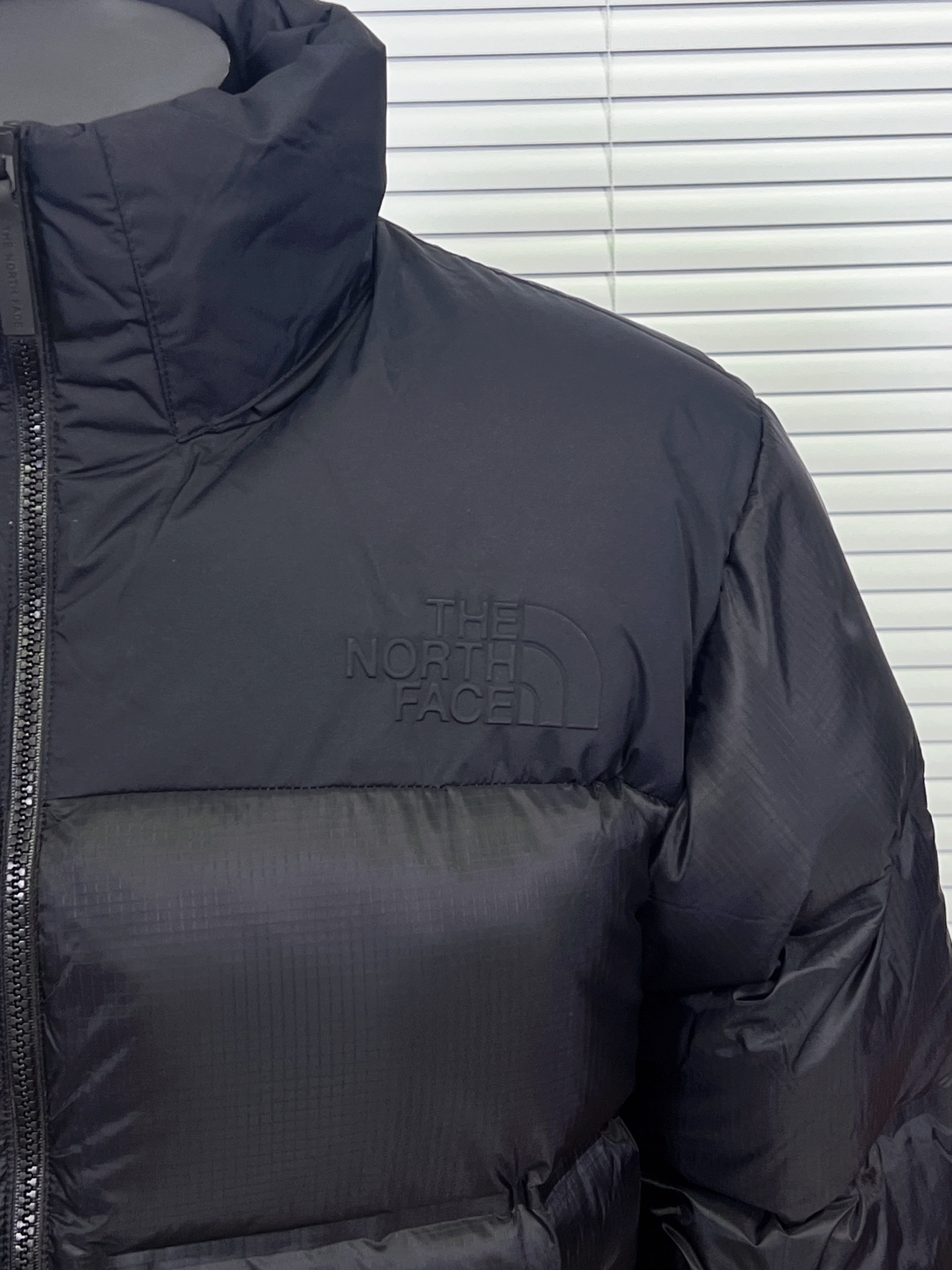 工厂放货💰320
THE NORTH FACE/北面 23SS 96S日系无缝压胶羽绒服
1992 年为探险而开发的 Nuptse 夹克，作为1990 年代代表 THE NORTH FACE 的传统款式，升级为GORET-TEX INFINIUM，具有出色的防风和透湿性能。外层材料由 30 旦尼龙制成，重量轻但坚硬。无缝压胶可避免风从针孔钻入增加保温性。袖口采用粘性罗纹和压花徽标的简单饰面营造出技术形象。
❶logo：双面胸前有特俗材料由机器压制而成凹凸有形的logo 区别于是普通大众款的印花绣花工艺辨识度高 有质感 不变色不掉色 。
❷工艺：96S采用科技纳米防静电防风防泼水高密度户外面料无缝压胶分仓式充绒 三层锁绒工艺防跑绒 .
❸填充：百分之百90%白鸭绒填充量280克  ，绒手感摸起来蓬松柔软。
❹五金：拉链采用AiryString，重量轻且不损害面料原有的弹性， 追求轻盈开合 。

颜色：双拼白，黑色 棕色
尺码： S M L XL XXL