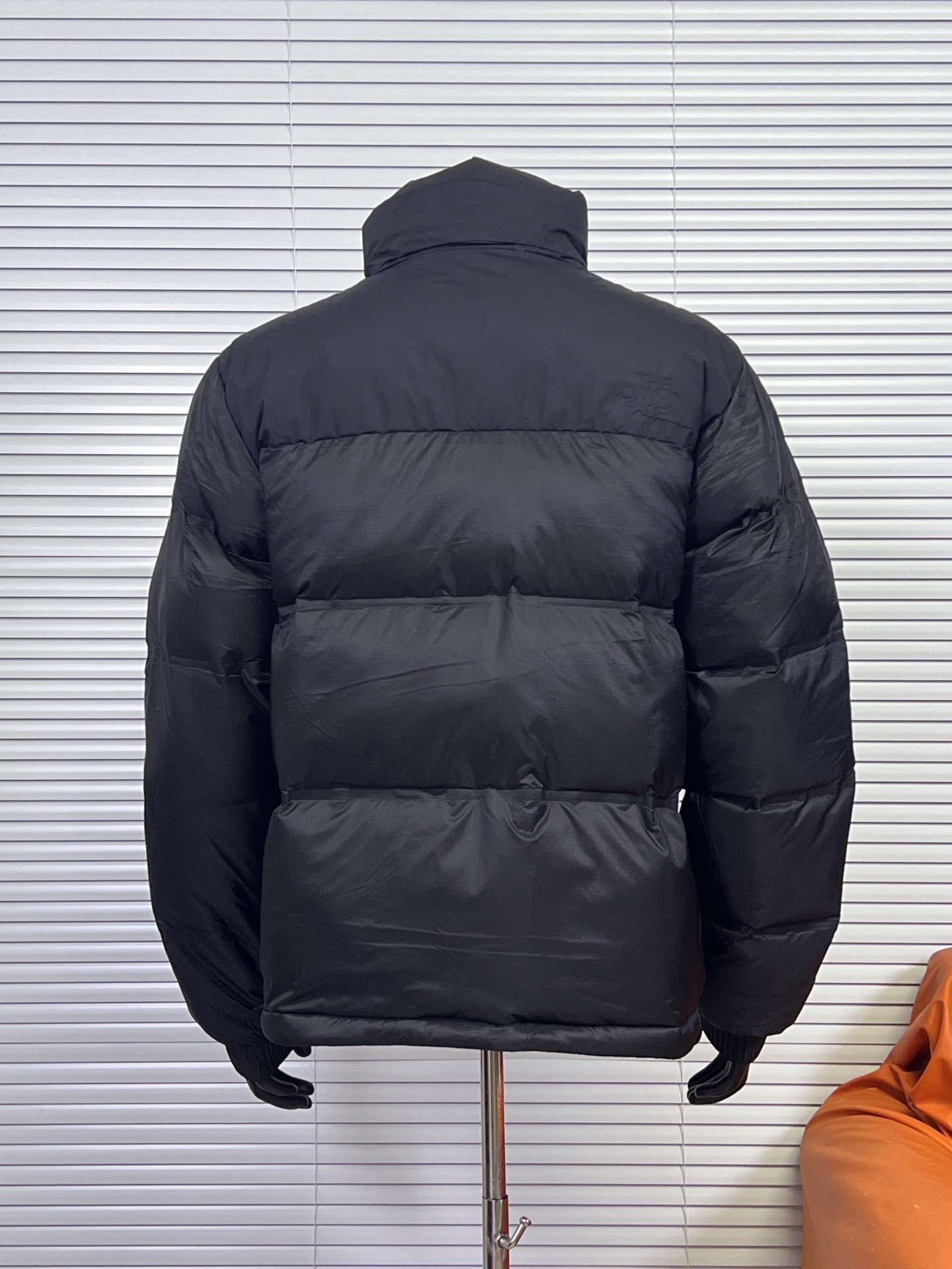 工厂放货💰320
THE NORTH FACE/北面 23SS 96S日系无缝压胶羽绒服
1992 年为探险而开发的 Nuptse 夹克，作为1990 年代代表 THE NORTH FACE 的传统款式，升级为GORET-TEX INFINIUM，具有出色的防风和透湿性能。外层材料由 30 旦尼龙制成，重量轻但坚硬。无缝压胶可避免风从针孔钻入增加保温性。袖口采用粘性罗纹和压花徽标的简单饰面营造出技术形象。
❶logo：双面胸前有特俗材料由机器压制而成凹凸有形的logo 区别于是普通大众款的印花绣花工艺辨识度高 有质感 不变色不掉色 。
❷工艺：96S采用科技纳米防静电防风防泼水高密度户外面料无缝压胶分仓式充绒 三层锁绒工艺防跑绒 .
❸填充：百分之百90%白鸭绒填充量280克  ，绒手感摸起来蓬松柔软。
❹五金：拉链采用AiryString，重量轻且不损害面料原有的弹性， 追求轻盈开合 。

颜色：双拼白，黑色 棕色
尺码： S M L XL XXL