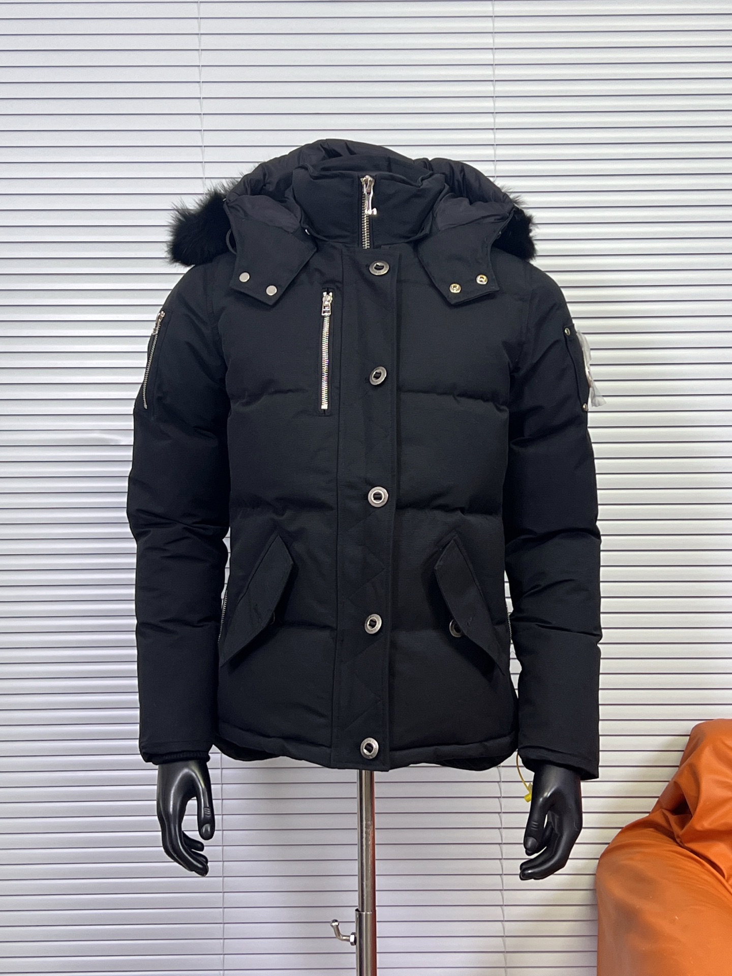 工厂放货💰450
🇨🇦Moose knuckles/剪刀06女款羽绒服
Moose knuckles创始人家族从1921年开始生产羽绒服.并与2007年在加拿大🇨🇦多伦多创建品牌！定位高端户外品牌，主打产品对抗极寒天气羽绒服。在加拿大称为国宝级品牌，羽绒服价格定位-15000之间！产品设计年轻化，LOGO采用圆润金属剪刀✂️.个性十足！具有极高辨识度.备受国际一线明星青睐！继MONCLER/蒙口. Canada Goose/大鹅 潮流风之后，Moose knuckles必将成为2025年潮流风向…….
✂️填充绒采用正宗90%鹅绒，保暖效果极佳！
✂️面料采用纳米防水面料，拒绝寒风冷雪!
✂️拉链采用日本顶级YKK，斧头设计，创意十足！
✂️毛领采用北极银狐毛，别具一格.触感极佳！
✂️水洗标采用3D幻影，秒杀市面通货
颜色：黑色
 尺码:xs-xl