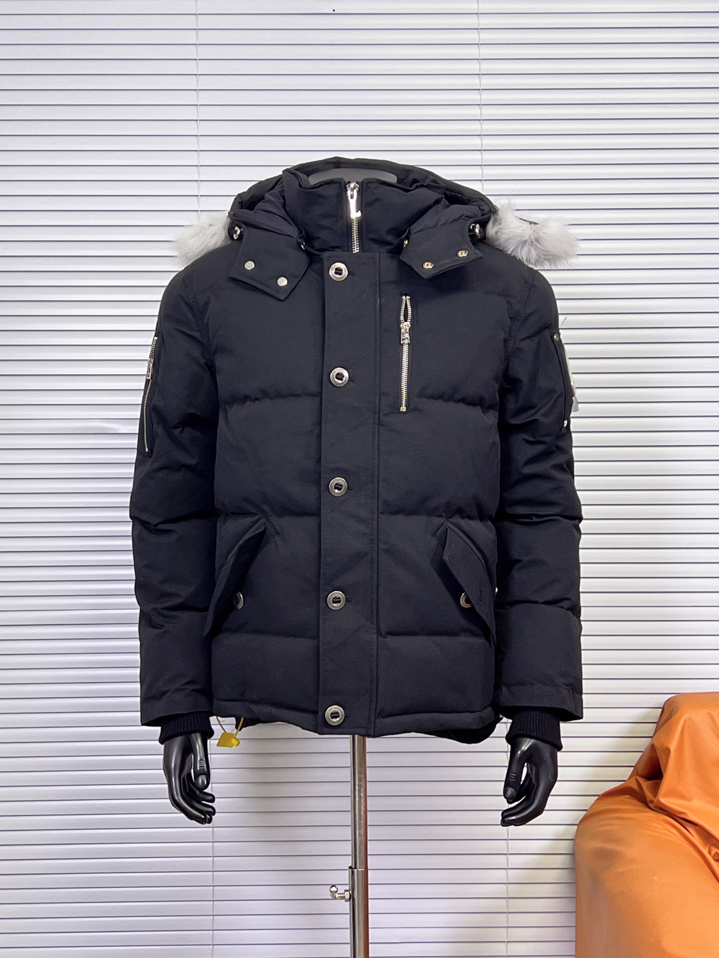 工厂 7️⃣色 剪刀06男款加拿大银剪刀Moose Knuckles 剪刀一直是被公认为最保暖的羽绒服,各种各路ins红人、网红、明星也时长穿他街拍.却依旧无法摆脱对剪刀的喜爱,再寒冷的多天都不需要怕,因为有剪刀! 是传说中最保暖,号称北极户外运动必备品,各大明星争相抢购,人手必备! ✂️填充绒采用正宗90%鹅绒,保暖效果极佳! ✂️面料采用纳米防水面料,拒绝寒风冷雪! ✂️拉链采用日本顶级YKK,斧头设计,创意十足! ✂️毛领采用北极银狐毛,别具一格.触感极佳! ✂️水洗标采用3D幻影,秒杀市面通货 颜色:黑色 纯白 红色 深蓝 米白 灰色 绿色 一XXL