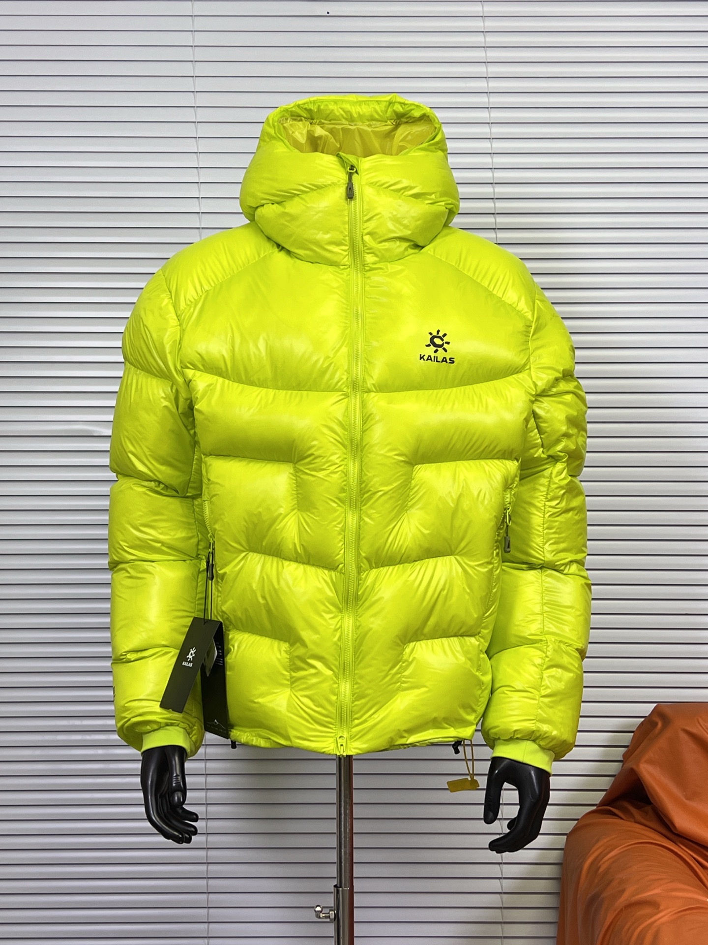 工厂 【配色持续更新】凯乐石 5000GT羽绒服 凯乐石KAILAS 5000GT 户外运动登山徒步轻量透气拒水1000蓬鹅绒保暖防风连帽羽绒服 男女同款 当外部冷气入侵,即使汗湿情况下,仍可保持恒定保暖,一款高性能羽绒服为你提供需求. 面料+特点: ✅ 采用原版定制FILTER-TEC科技面料提供防风保护 ✅ 可调节立体充绒防风帽 ✅ 填充700蓬鹅绒,绒子含量达90%,高效保暖 ✅每件衣服充绒量为180g➕以上 ✅两侧拉链插手袋,内里设有拉链口袋和收纳网袋,方便收纳物品 ✅透气拉链设计,快速散热 ✅弹力防风袖口,防止寒气进入 ✅内里洗水友好结构设计,便于清洗 ✅兼具防风抗水、透汽、耐磨等全面防护性能,更好应对徒步穿越中的多变天气挑战 ✅面料采用撞色设计,独特大方 ✅大臂后侧有独特的透气拉链设计,快速散热 ✅ 在户外微雨环境下,能够抵挡水滴,防止渗透,抵御日常油污,拒绝吸收油液体类,易去污,普通洗涤,即可轻易去除污迹 ✅ 抗风,透气,轻微保暖,耐磨 ✅ 三维调节风帽贴脸不漏风,不遮挡 ✅男女同款 版型偏宽松,冬季必备 ✅适合亚洲人群 颜色:玄铁黑 青柠绿