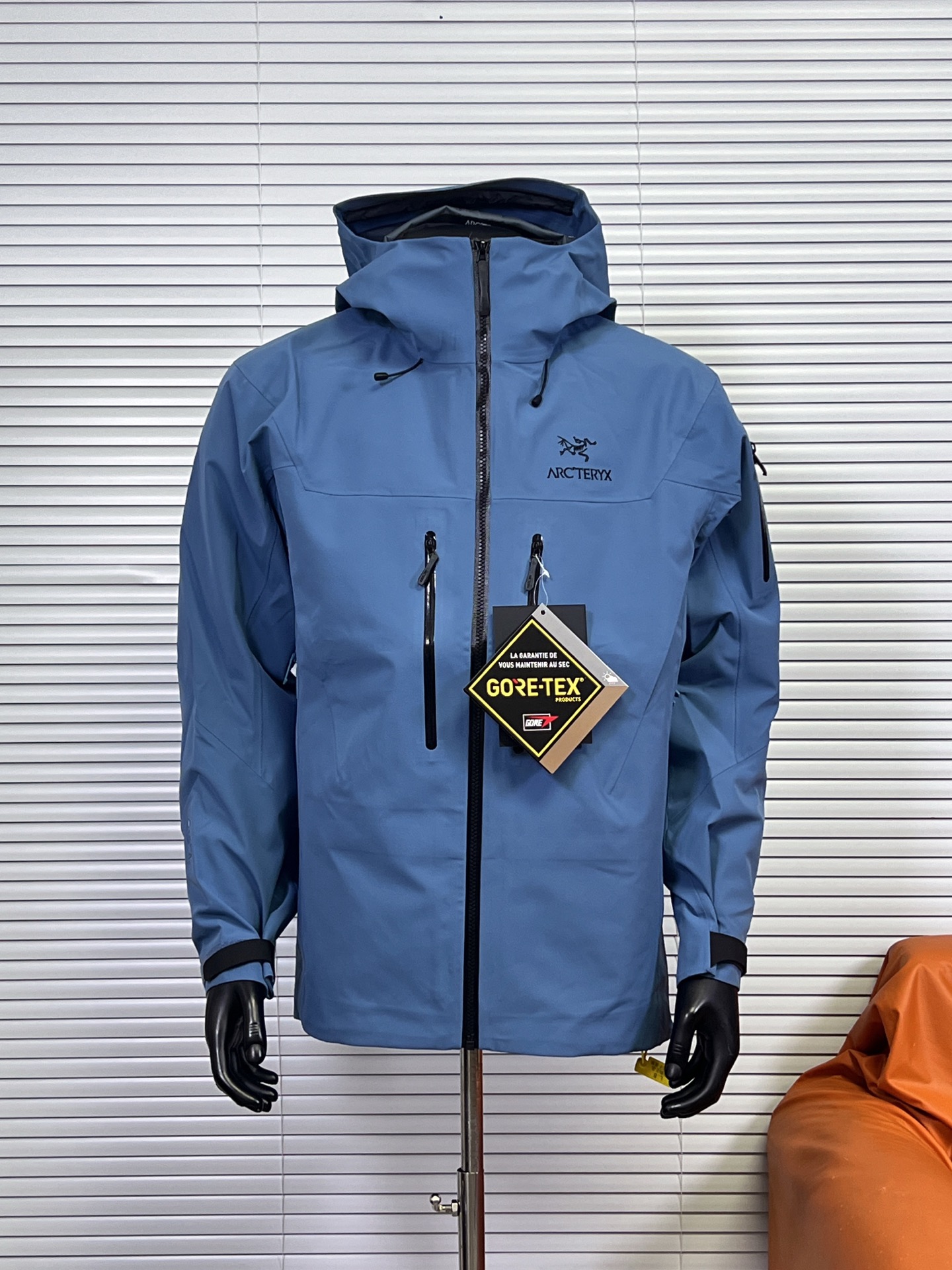 工厂放货💰450
1️⃣1️⃣色 始祖鸟七代 SV7三合一 冲锋衣羽绒服
一衣三穿，包揽你的春夏秋冬
防水面料商务休闲户外必备冲锋衣外套，外层采用GORE-TXE面料，深层防水！超强防风防水～防水5000+ 透气10000
户外野外保暖性能更稳定！全身无缝压胶工艺，工艺次序的非常严谨！手工每件逐一定位，上机压合，大烫平整，再次上机复压，最后再进行高温大烫修型外观，无论是穿着舒适 还是版型效果 都是顶级款式设计简约，在工艺面料上下了大功夫~袖口设计采用魔术贴闭合设计原厂YKK拉链，口袋全部采用拉链闭合，携带物品安全存放，必须全力主推！

内胆：90白鸭绒，可拆内胆，可当独立羽绒服穿着。保暖性和舒适性各方面都叫人无话可说！

颜色：埃及橙 格罗威紫 烟灰色 水洗蓝 极地白 黑色 脂鲸蓝 磐石绿 波尔多红 黑绿金 破晓蓝
尺码：S-XXL