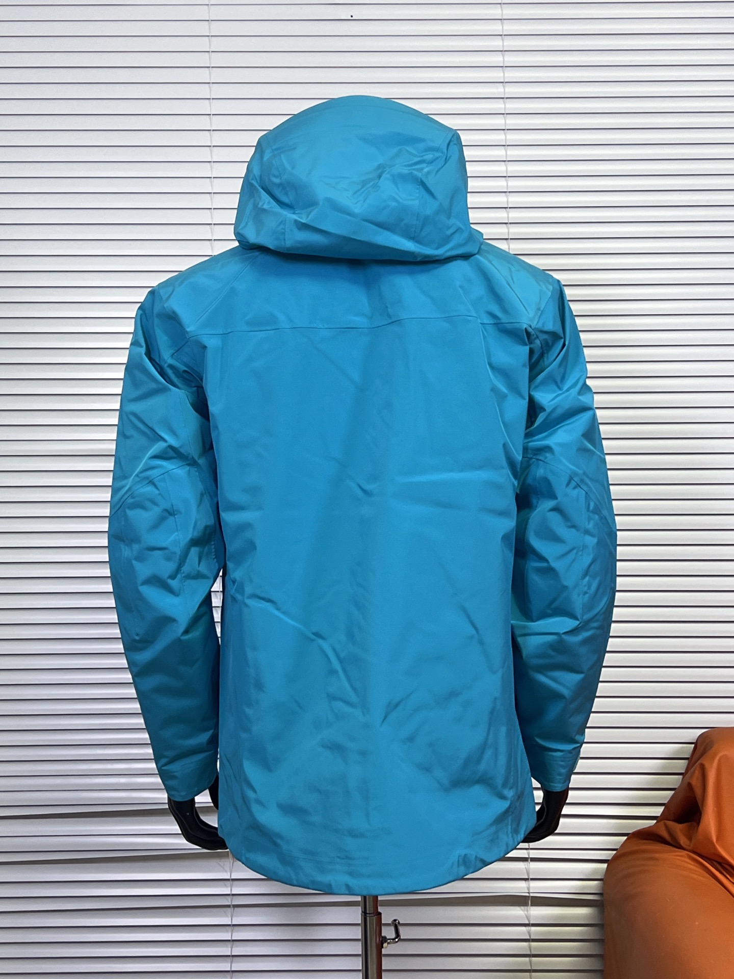 工厂放货💰450
1️⃣1️⃣色 始祖鸟七代 SV7三合一 冲锋衣羽绒服
一衣三穿，包揽你的春夏秋冬
防水面料商务休闲户外必备冲锋衣外套，外层采用GORE-TXE面料，深层防水！超强防风防水～防水5000+ 透气10000
户外野外保暖性能更稳定！全身无缝压胶工艺，工艺次序的非常严谨！手工每件逐一定位，上机压合，大烫平整，再次上机复压，最后再进行高温大烫修型外观，无论是穿着舒适 还是版型效果 都是顶级款式设计简约，在工艺面料上下了大功夫~袖口设计采用魔术贴闭合设计原厂YKK拉链，口袋全部采用拉链闭合，携带物品安全存放，必须全力主推！

内胆：90白鸭绒，可拆内胆，可当独立羽绒服穿着。保暖性和舒适性各方面都叫人无话可说！

颜色：埃及橙 格罗威紫 烟灰色 水洗蓝 极地白 黑色 脂鲸蓝 磐石绿 波尔多红 黑绿金 破晓蓝
尺码：S-XXL