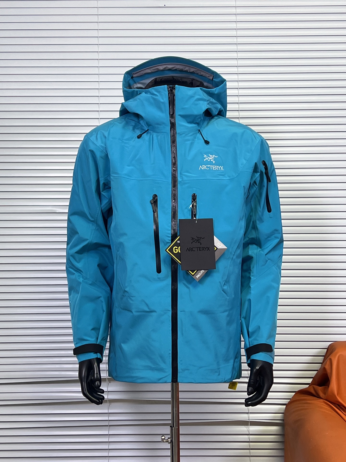 工厂放货💰450
1️⃣1️⃣色 始祖鸟七代 SV7三合一 冲锋衣羽绒服
一衣三穿，包揽你的春夏秋冬
防水面料商务休闲户外必备冲锋衣外套，外层采用GORE-TXE面料，深层防水！超强防风防水～防水5000+ 透气10000
户外野外保暖性能更稳定！全身无缝压胶工艺，工艺次序的非常严谨！手工每件逐一定位，上机压合，大烫平整，再次上机复压，最后再进行高温大烫修型外观，无论是穿着舒适 还是版型效果 都是顶级款式设计简约，在工艺面料上下了大功夫~袖口设计采用魔术贴闭合设计原厂YKK拉链，口袋全部采用拉链闭合，携带物品安全存放，必须全力主推！

内胆：90白鸭绒，可拆内胆，可当独立羽绒服穿着。保暖性和舒适性各方面都叫人无话可说！

颜色：埃及橙 格罗威紫 烟灰色 水洗蓝 极地白 黑色 脂鲸蓝 磐石绿 波尔多红 黑绿金 破晓蓝
尺码：S-XXL