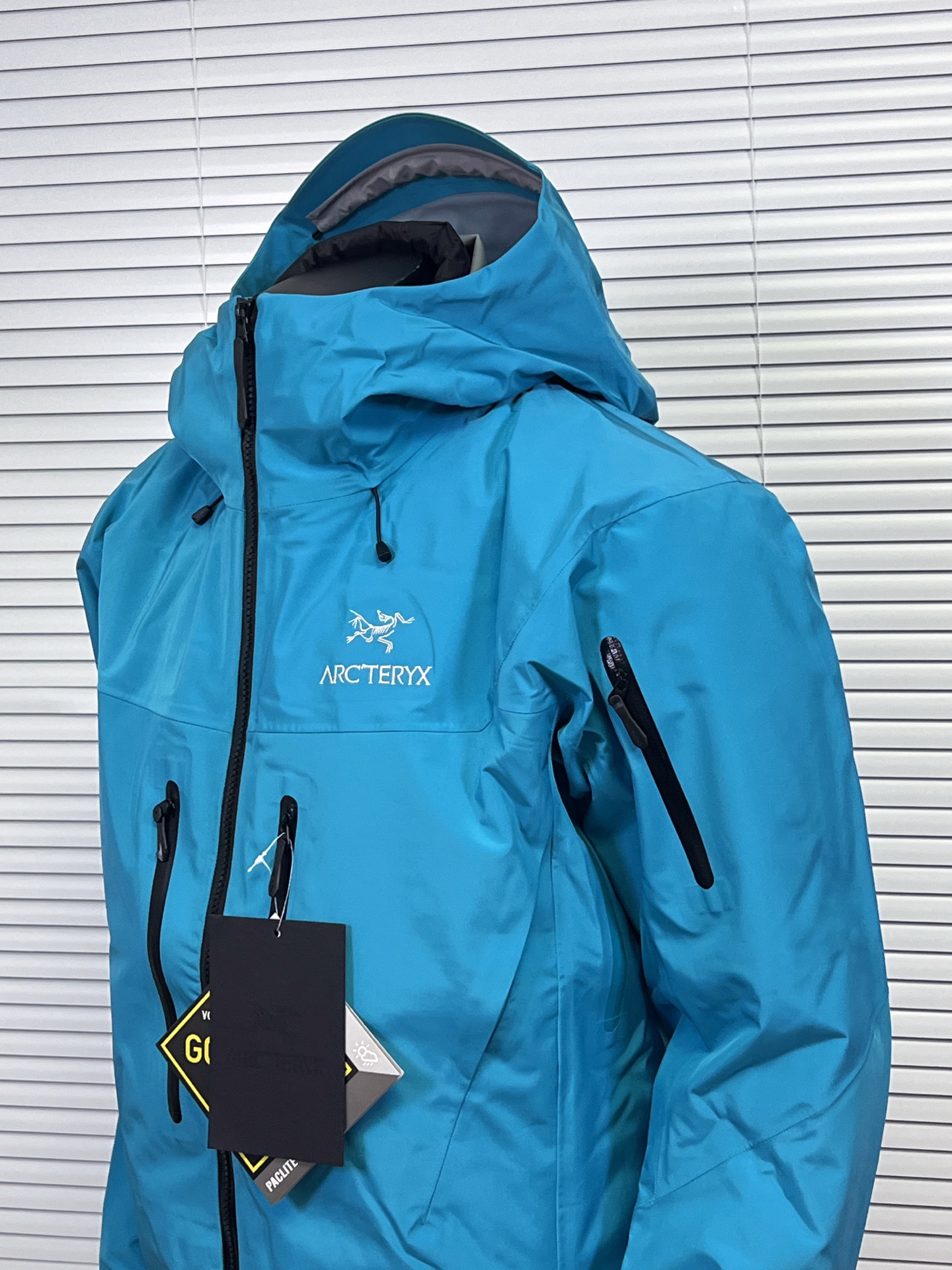 工厂放货💰450
1️⃣1️⃣色 始祖鸟七代 SV7三合一 冲锋衣羽绒服
一衣三穿，包揽你的春夏秋冬
防水面料商务休闲户外必备冲锋衣外套，外层采用GORE-TXE面料，深层防水！超强防风防水～防水5000+ 透气10000
户外野外保暖性能更稳定！全身无缝压胶工艺，工艺次序的非常严谨！手工每件逐一定位，上机压合，大烫平整，再次上机复压，最后再进行高温大烫修型外观，无论是穿着舒适 还是版型效果 都是顶级款式设计简约，在工艺面料上下了大功夫~袖口设计采用魔术贴闭合设计原厂YKK拉链，口袋全部采用拉链闭合，携带物品安全存放，必须全力主推！

内胆：90白鸭绒，可拆内胆，可当独立羽绒服穿着。保暖性和舒适性各方面都叫人无话可说！

颜色：埃及橙 格罗威紫 烟灰色 水洗蓝 极地白 黑色 脂鲸蓝 磐石绿 波尔多红 黑绿金 破晓蓝
尺码：S-XXL