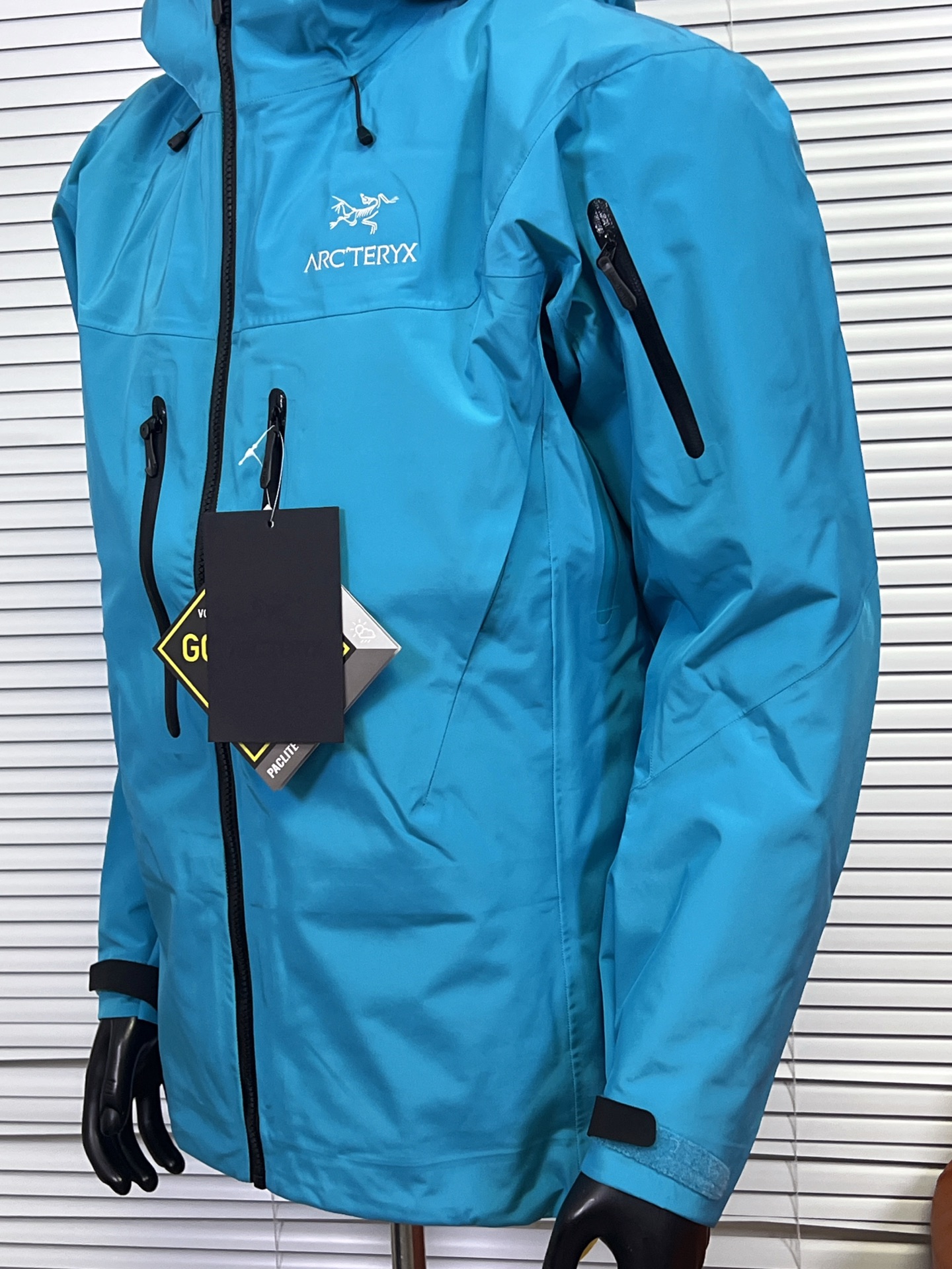 工厂放货💰450
1️⃣1️⃣色 始祖鸟七代 SV7三合一 冲锋衣羽绒服
一衣三穿，包揽你的春夏秋冬
防水面料商务休闲户外必备冲锋衣外套，外层采用GORE-TXE面料，深层防水！超强防风防水～防水5000+ 透气10000
户外野外保暖性能更稳定！全身无缝压胶工艺，工艺次序的非常严谨！手工每件逐一定位，上机压合，大烫平整，再次上机复压，最后再进行高温大烫修型外观，无论是穿着舒适 还是版型效果 都是顶级款式设计简约，在工艺面料上下了大功夫~袖口设计采用魔术贴闭合设计原厂YKK拉链，口袋全部采用拉链闭合，携带物品安全存放，必须全力主推！

内胆：90白鸭绒，可拆内胆，可当独立羽绒服穿着。保暖性和舒适性各方面都叫人无话可说！

颜色：埃及橙 格罗威紫 烟灰色 水洗蓝 极地白 黑色 脂鲸蓝 磐石绿 波尔多红 黑绿金 破晓蓝
尺码：S-XXL