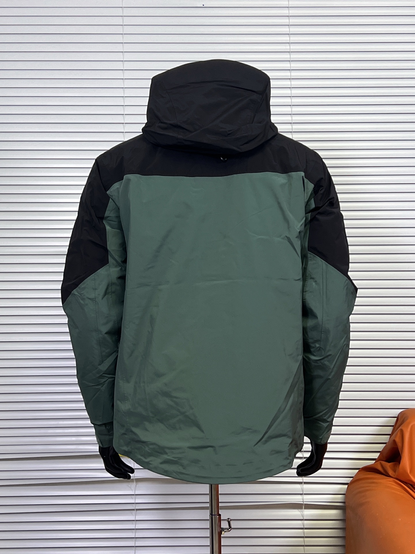 工厂放货💰450
1️⃣1️⃣色 始祖鸟七代 SV7三合一 冲锋衣羽绒服
一衣三穿，包揽你的春夏秋冬
防水面料商务休闲户外必备冲锋衣外套，外层采用GORE-TXE面料，深层防水！超强防风防水～防水5000+ 透气10000
户外野外保暖性能更稳定！全身无缝压胶工艺，工艺次序的非常严谨！手工每件逐一定位，上机压合，大烫平整，再次上机复压，最后再进行高温大烫修型外观，无论是穿着舒适 还是版型效果 都是顶级款式设计简约，在工艺面料上下了大功夫~袖口设计采用魔术贴闭合设计原厂YKK拉链，口袋全部采用拉链闭合，携带物品安全存放，必须全力主推！

内胆：90白鸭绒，可拆内胆，可当独立羽绒服穿着。保暖性和舒适性各方面都叫人无话可说！

颜色：埃及橙 格罗威紫 烟灰色 水洗蓝 极地白 黑色 脂鲸蓝 磐石绿 波尔多红 黑绿金 破晓蓝
尺码：S-XXL