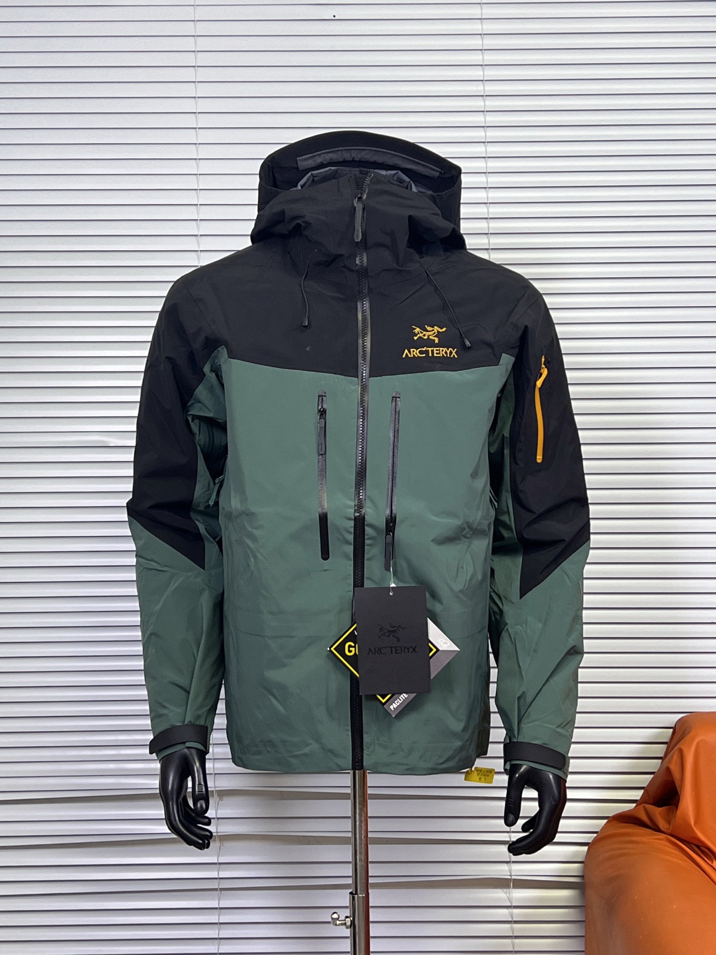 工厂放货💰450
1️⃣1️⃣色 始祖鸟七代 SV7三合一 冲锋衣羽绒服
一衣三穿，包揽你的春夏秋冬
防水面料商务休闲户外必备冲锋衣外套，外层采用GORE-TXE面料，深层防水！超强防风防水～防水5000+ 透气10000
户外野外保暖性能更稳定！全身无缝压胶工艺，工艺次序的非常严谨！手工每件逐一定位，上机压合，大烫平整，再次上机复压，最后再进行高温大烫修型外观，无论是穿着舒适 还是版型效果 都是顶级款式设计简约，在工艺面料上下了大功夫~袖口设计采用魔术贴闭合设计原厂YKK拉链，口袋全部采用拉链闭合，携带物品安全存放，必须全力主推！

内胆：90白鸭绒，可拆内胆，可当独立羽绒服穿着。保暖性和舒适性各方面都叫人无话可说！

颜色：埃及橙 格罗威紫 烟灰色 水洗蓝 极地白 黑色 脂鲸蓝 磐石绿 波尔多红 黑绿金 破晓蓝
尺码：S-XXL