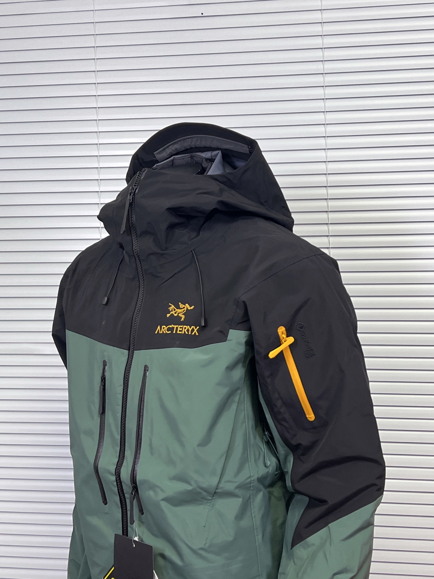 工厂放货💰450
1️⃣1️⃣色 始祖鸟七代 SV7三合一 冲锋衣羽绒服
一衣三穿，包揽你的春夏秋冬
防水面料商务休闲户外必备冲锋衣外套，外层采用GORE-TXE面料，深层防水！超强防风防水～防水5000+ 透气10000
户外野外保暖性能更稳定！全身无缝压胶工艺，工艺次序的非常严谨！手工每件逐一定位，上机压合，大烫平整，再次上机复压，最后再进行高温大烫修型外观，无论是穿着舒适 还是版型效果 都是顶级款式设计简约，在工艺面料上下了大功夫~袖口设计采用魔术贴闭合设计原厂YKK拉链，口袋全部采用拉链闭合，携带物品安全存放，必须全力主推！

内胆：90白鸭绒，可拆内胆，可当独立羽绒服穿着。保暖性和舒适性各方面都叫人无话可说！

颜色：埃及橙 格罗威紫 烟灰色 水洗蓝 极地白 黑色 脂鲸蓝 磐石绿 波尔多红 黑绿金 破晓蓝
尺码：S-XXL