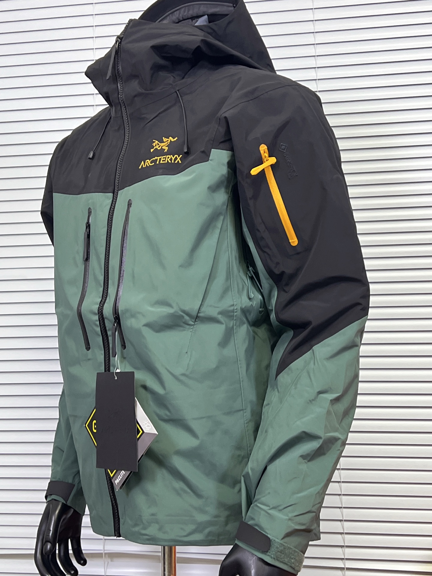 工厂放货💰450
1️⃣1️⃣色 始祖鸟七代 SV7三合一 冲锋衣羽绒服
一衣三穿，包揽你的春夏秋冬
防水面料商务休闲户外必备冲锋衣外套，外层采用GORE-TXE面料，深层防水！超强防风防水～防水5000+ 透气10000
户外野外保暖性能更稳定！全身无缝压胶工艺，工艺次序的非常严谨！手工每件逐一定位，上机压合，大烫平整，再次上机复压，最后再进行高温大烫修型外观，无论是穿着舒适 还是版型效果 都是顶级款式设计简约，在工艺面料上下了大功夫~袖口设计采用魔术贴闭合设计原厂YKK拉链，口袋全部采用拉链闭合，携带物品安全存放，必须全力主推！

内胆：90白鸭绒，可拆内胆，可当独立羽绒服穿着。保暖性和舒适性各方面都叫人无话可说！

颜色：埃及橙 格罗威紫 烟灰色 水洗蓝 极地白 黑色 脂鲸蓝 磐石绿 波尔多红 黑绿金 破晓蓝
尺码：S-XXL