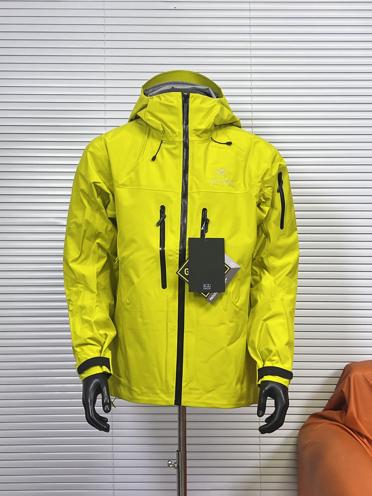 工厂放货💰450
1️⃣1️⃣色 始祖鸟七代 SV7三合一 冲锋衣羽绒服
一衣三穿，包揽你的春夏秋冬
防水面料商务休闲户外必备冲锋衣外套，外层采用GORE-TXE面料，深层防水！超强防风防水～防水5000+ 透气10000
户外野外保暖性能更稳定！全身无缝压胶工艺，工艺次序的非常严谨！手工每件逐一定位，上机压合，大烫平整，再次上机复压，最后再进行高温大烫修型外观，无论是穿着舒适 还是版型效果 都是顶级款式设计简约，在工艺面料上下了大功夫~袖口设计采用魔术贴闭合设计原厂YKK拉链，口袋全部采用拉链闭合，携带物品安全存放，必须全力主推！

内胆：90白鸭绒，可拆内胆，可当独立羽绒服穿着。保暖性和舒适性各方面都叫人无话可说！

颜色：埃及橙 格罗威紫 烟灰色 水洗蓝 极地白 黑色 脂鲸蓝 磐石绿 波尔多红 黑绿金 破晓蓝
尺码：S-XXL