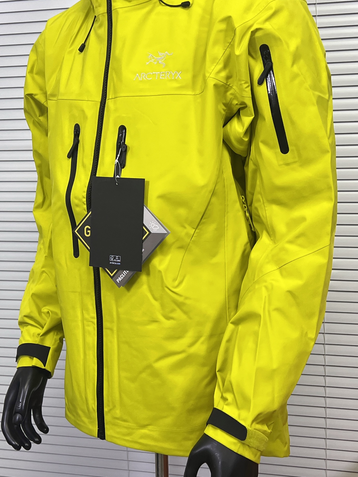 工厂放货💰450
1️⃣1️⃣色 始祖鸟七代 SV7三合一 冲锋衣羽绒服
一衣三穿，包揽你的春夏秋冬
防水面料商务休闲户外必备冲锋衣外套，外层采用GORE-TXE面料，深层防水！超强防风防水～防水5000+ 透气10000
户外野外保暖性能更稳定！全身无缝压胶工艺，工艺次序的非常严谨！手工每件逐一定位，上机压合，大烫平整，再次上机复压，最后再进行高温大烫修型外观，无论是穿着舒适 还是版型效果 都是顶级款式设计简约，在工艺面料上下了大功夫~袖口设计采用魔术贴闭合设计原厂YKK拉链，口袋全部采用拉链闭合，携带物品安全存放，必须全力主推！

内胆：90白鸭绒，可拆内胆，可当独立羽绒服穿着。保暖性和舒适性各方面都叫人无话可说！

颜色：埃及橙 格罗威紫 烟灰色 水洗蓝 极地白 黑色 脂鲸蓝 磐石绿 波尔多红 黑绿金 破晓蓝
尺码：S-XXL