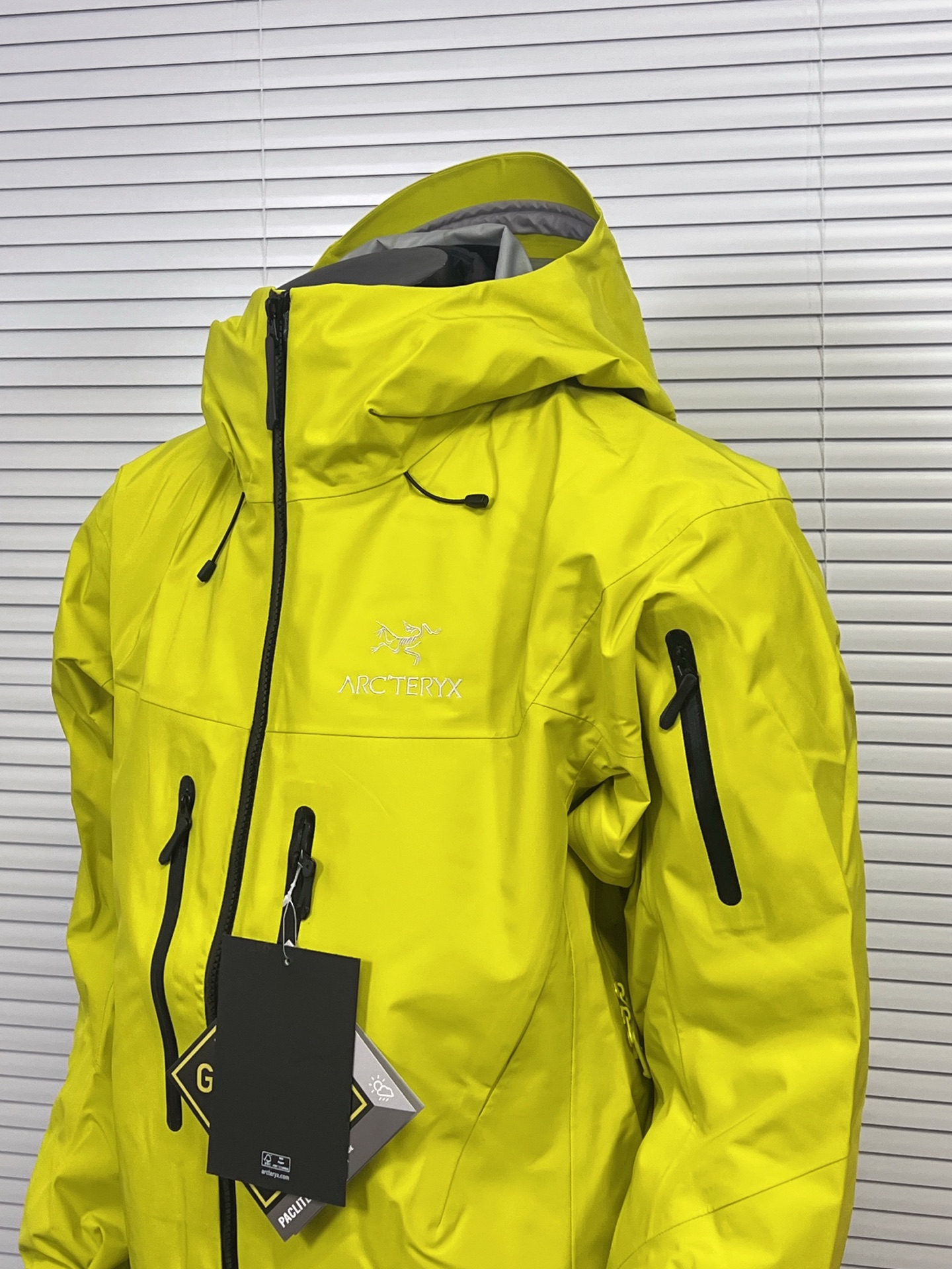 工厂放货💰450
1️⃣1️⃣色 始祖鸟七代 SV7三合一 冲锋衣羽绒服
一衣三穿，包揽你的春夏秋冬
防水面料商务休闲户外必备冲锋衣外套，外层采用GORE-TXE面料，深层防水！超强防风防水～防水5000+ 透气10000
户外野外保暖性能更稳定！全身无缝压胶工艺，工艺次序的非常严谨！手工每件逐一定位，上机压合，大烫平整，再次上机复压，最后再进行高温大烫修型外观，无论是穿着舒适 还是版型效果 都是顶级款式设计简约，在工艺面料上下了大功夫~袖口设计采用魔术贴闭合设计原厂YKK拉链，口袋全部采用拉链闭合，携带物品安全存放，必须全力主推！

内胆：90白鸭绒，可拆内胆，可当独立羽绒服穿着。保暖性和舒适性各方面都叫人无话可说！

颜色：埃及橙 格罗威紫 烟灰色 水洗蓝 极地白 黑色 脂鲸蓝 磐石绿 波尔多红 黑绿金 破晓蓝
尺码：S-XXL