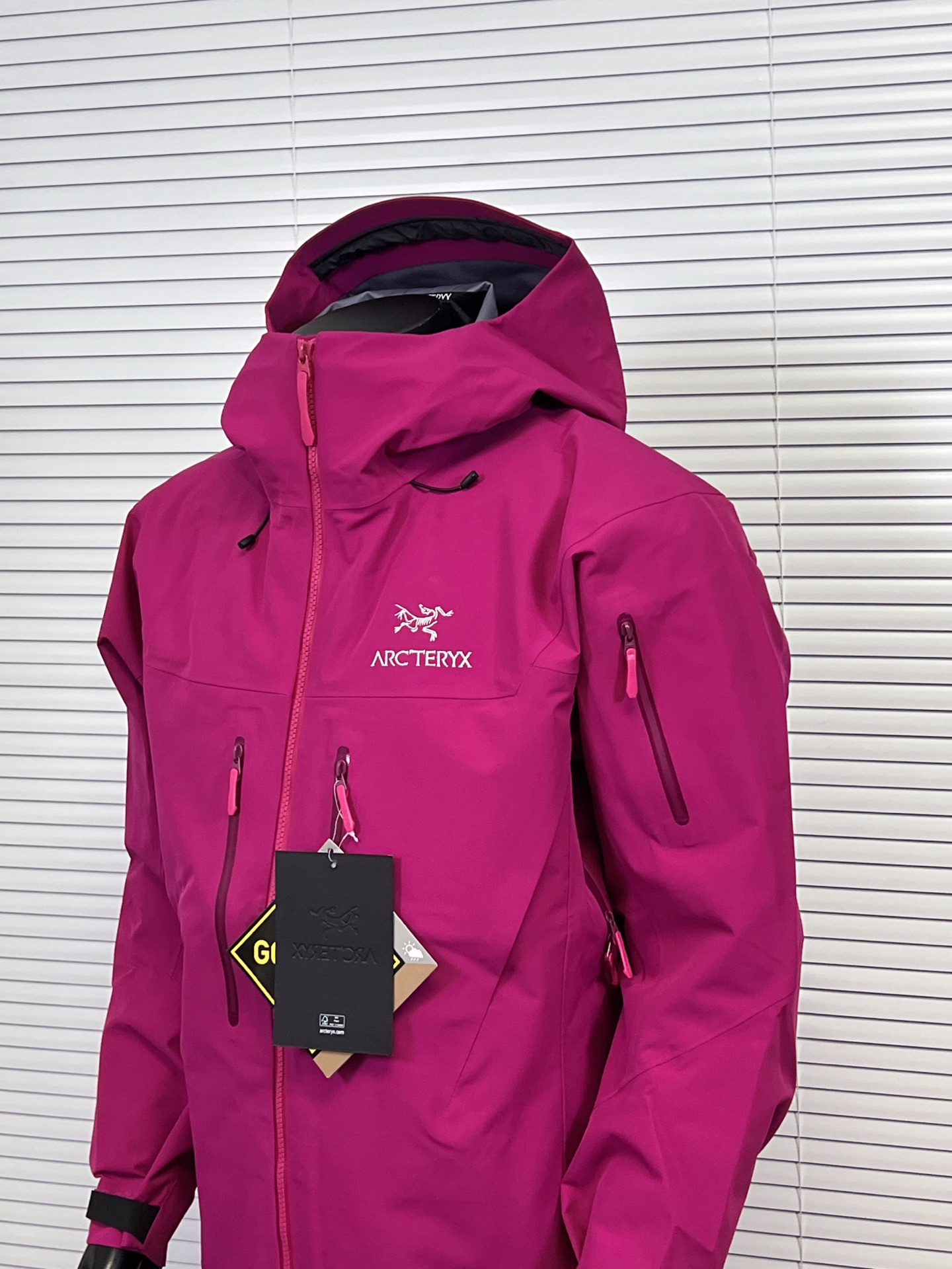 工厂放货💰450
1️⃣1️⃣色 始祖鸟七代 SV7三合一 冲锋衣羽绒服
一衣三穿，包揽你的春夏秋冬
防水面料商务休闲户外必备冲锋衣外套，外层采用GORE-TXE面料，深层防水！超强防风防水～防水5000+ 透气10000
户外野外保暖性能更稳定！全身无缝压胶工艺，工艺次序的非常严谨！手工每件逐一定位，上机压合，大烫平整，再次上机复压，最后再进行高温大烫修型外观，无论是穿着舒适 还是版型效果 都是顶级款式设计简约，在工艺面料上下了大功夫~袖口设计采用魔术贴闭合设计原厂YKK拉链，口袋全部采用拉链闭合，携带物品安全存放，必须全力主推！

内胆：90白鸭绒，可拆内胆，可当独立羽绒服穿着。保暖性和舒适性各方面都叫人无话可说！

颜色：埃及橙 格罗威紫 烟灰色 水洗蓝 极地白 黑色 脂鲸蓝 磐石绿 波尔多红 黑绿金 破晓蓝
尺码：S-XXL