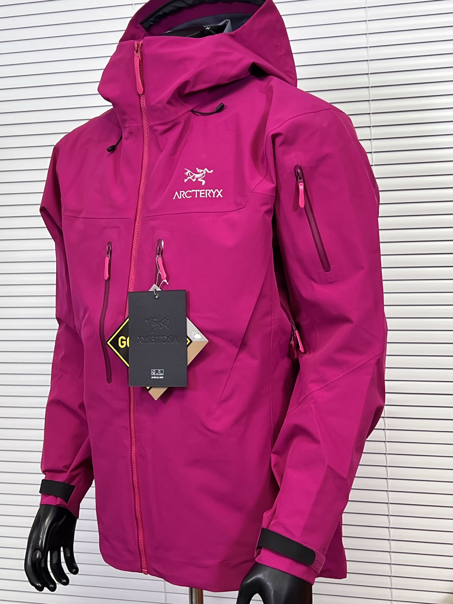 工厂放货💰450
1️⃣1️⃣色 始祖鸟七代 SV7三合一 冲锋衣羽绒服
一衣三穿，包揽你的春夏秋冬
防水面料商务休闲户外必备冲锋衣外套，外层采用GORE-TXE面料，深层防水！超强防风防水～防水5000+ 透气10000
户外野外保暖性能更稳定！全身无缝压胶工艺，工艺次序的非常严谨！手工每件逐一定位，上机压合，大烫平整，再次上机复压，最后再进行高温大烫修型外观，无论是穿着舒适 还是版型效果 都是顶级款式设计简约，在工艺面料上下了大功夫~袖口设计采用魔术贴闭合设计原厂YKK拉链，口袋全部采用拉链闭合，携带物品安全存放，必须全力主推！

内胆：90白鸭绒，可拆内胆，可当独立羽绒服穿着。保暖性和舒适性各方面都叫人无话可说！

颜色：埃及橙 格罗威紫 烟灰色 水洗蓝 极地白 黑色 脂鲸蓝 磐石绿 波尔多红 黑绿金 破晓蓝
尺码：S-XXL