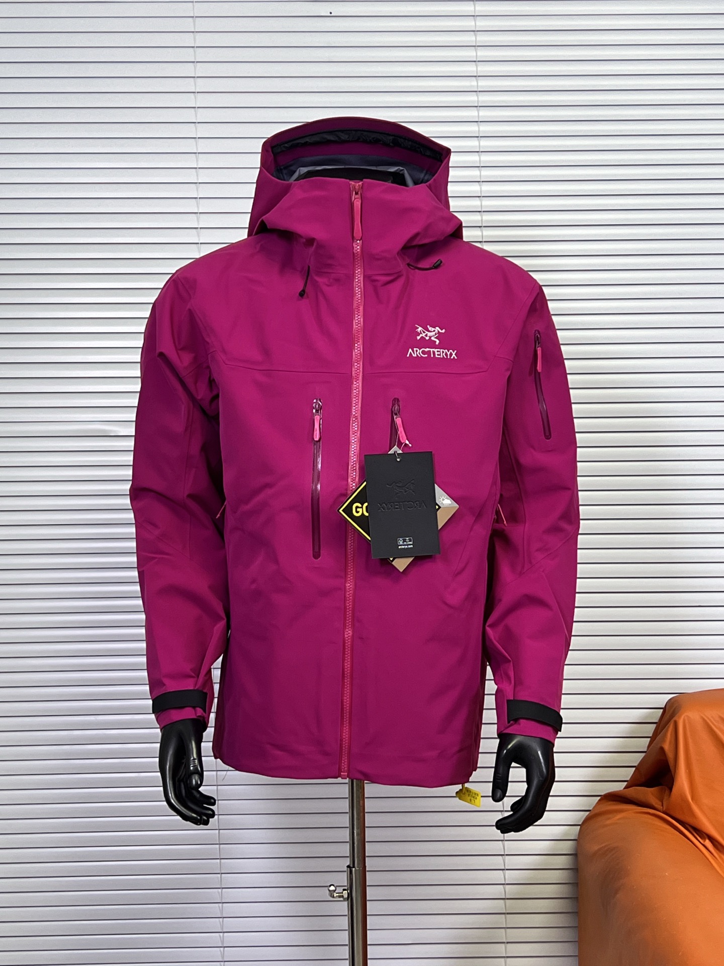 工厂放货💰450
1️⃣1️⃣色 始祖鸟七代 SV7三合一 冲锋衣羽绒服
一衣三穿，包揽你的春夏秋冬
防水面料商务休闲户外必备冲锋衣外套，外层采用GORE-TXE面料，深层防水！超强防风防水～防水5000+ 透气10000
户外野外保暖性能更稳定！全身无缝压胶工艺，工艺次序的非常严谨！手工每件逐一定位，上机压合，大烫平整，再次上机复压，最后再进行高温大烫修型外观，无论是穿着舒适 还是版型效果 都是顶级款式设计简约，在工艺面料上下了大功夫~袖口设计采用魔术贴闭合设计原厂YKK拉链，口袋全部采用拉链闭合，携带物品安全存放，必须全力主推！

内胆：90白鸭绒，可拆内胆，可当独立羽绒服穿着。保暖性和舒适性各方面都叫人无话可说！

颜色：埃及橙 格罗威紫 烟灰色 水洗蓝 极地白 黑色 脂鲸蓝 磐石绿 波尔多红 黑绿金 破晓蓝
尺码：S-XXL