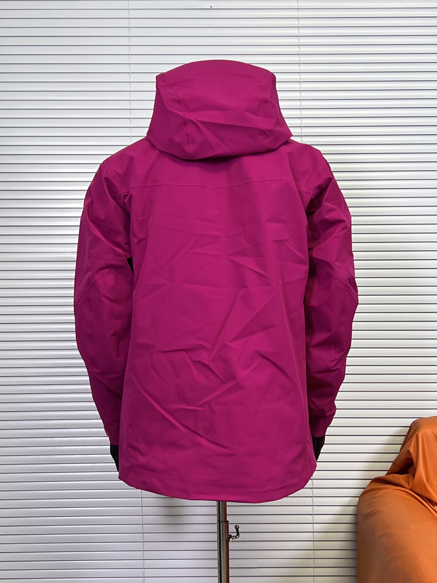 工厂放货💰450
1️⃣1️⃣色 始祖鸟七代 SV7三合一 冲锋衣羽绒服
一衣三穿，包揽你的春夏秋冬
防水面料商务休闲户外必备冲锋衣外套，外层采用GORE-TXE面料，深层防水！超强防风防水～防水5000+ 透气10000
户外野外保暖性能更稳定！全身无缝压胶工艺，工艺次序的非常严谨！手工每件逐一定位，上机压合，大烫平整，再次上机复压，最后再进行高温大烫修型外观，无论是穿着舒适 还是版型效果 都是顶级款式设计简约，在工艺面料上下了大功夫~袖口设计采用魔术贴闭合设计原厂YKK拉链，口袋全部采用拉链闭合，携带物品安全存放，必须全力主推！

内胆：90白鸭绒，可拆内胆，可当独立羽绒服穿着。保暖性和舒适性各方面都叫人无话可说！

颜色：埃及橙 格罗威紫 烟灰色 水洗蓝 极地白 黑色 脂鲸蓝 磐石绿 波尔多红 黑绿金 破晓蓝
尺码：S-XXL