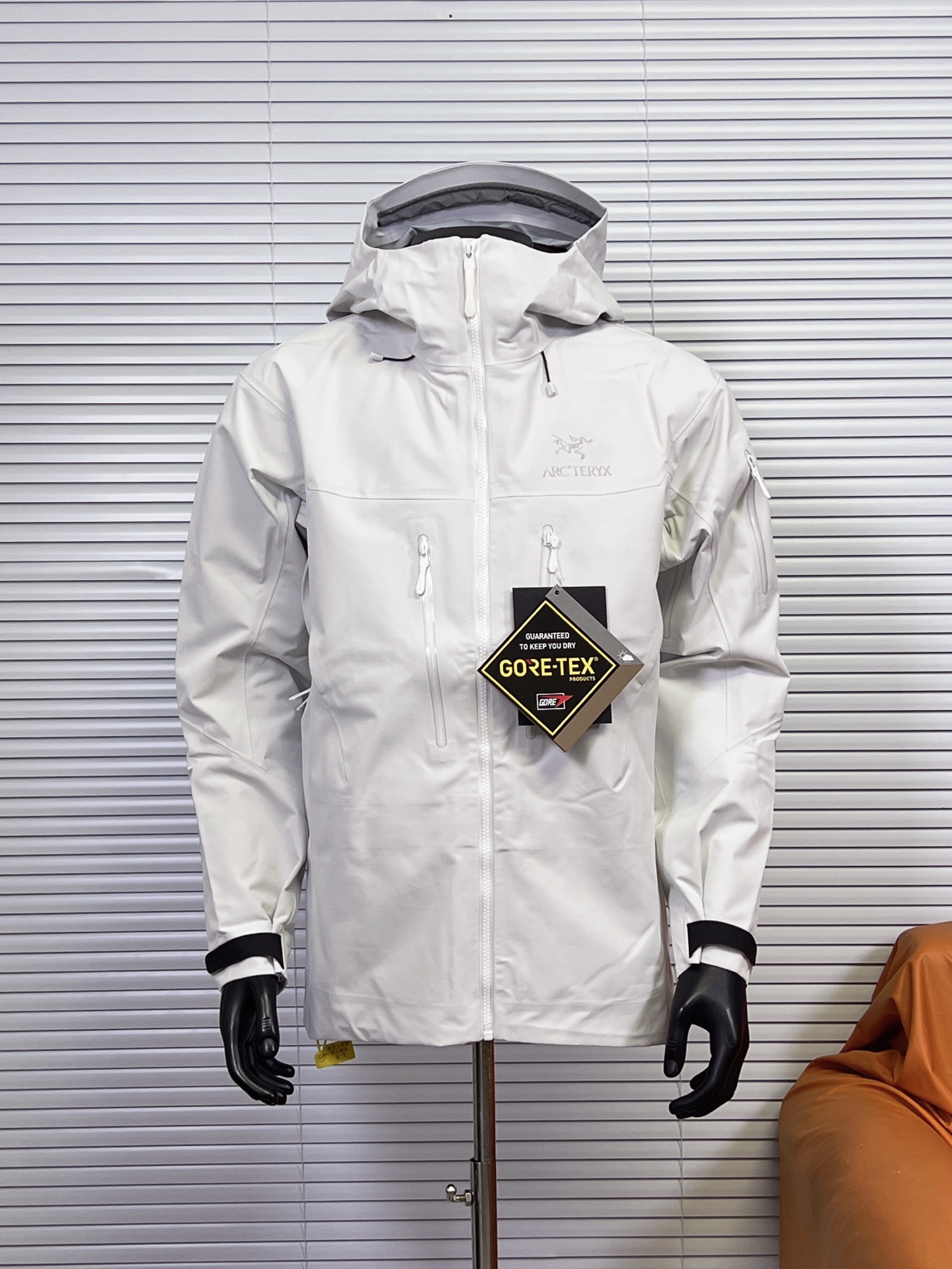 工厂放货💰450
1️⃣1️⃣色 始祖鸟七代 SV7三合一 冲锋衣羽绒服
一衣三穿，包揽你的春夏秋冬
防水面料商务休闲户外必备冲锋衣外套，外层采用GORE-TXE面料，深层防水！超强防风防水～防水5000+ 透气10000
户外野外保暖性能更稳定！全身无缝压胶工艺，工艺次序的非常严谨！手工每件逐一定位，上机压合，大烫平整，再次上机复压，最后再进行高温大烫修型外观，无论是穿着舒适 还是版型效果 都是顶级款式设计简约，在工艺面料上下了大功夫~袖口设计采用魔术贴闭合设计原厂YKK拉链，口袋全部采用拉链闭合，携带物品安全存放，必须全力主推！

内胆：90白鸭绒，可拆内胆，可当独立羽绒服穿着。保暖性和舒适性各方面都叫人无话可说！

颜色：埃及橙 格罗威紫 烟灰色 水洗蓝 极地白 黑色 脂鲸蓝 磐石绿 波尔多红 黑绿金 破晓蓝
尺码：S-XXL