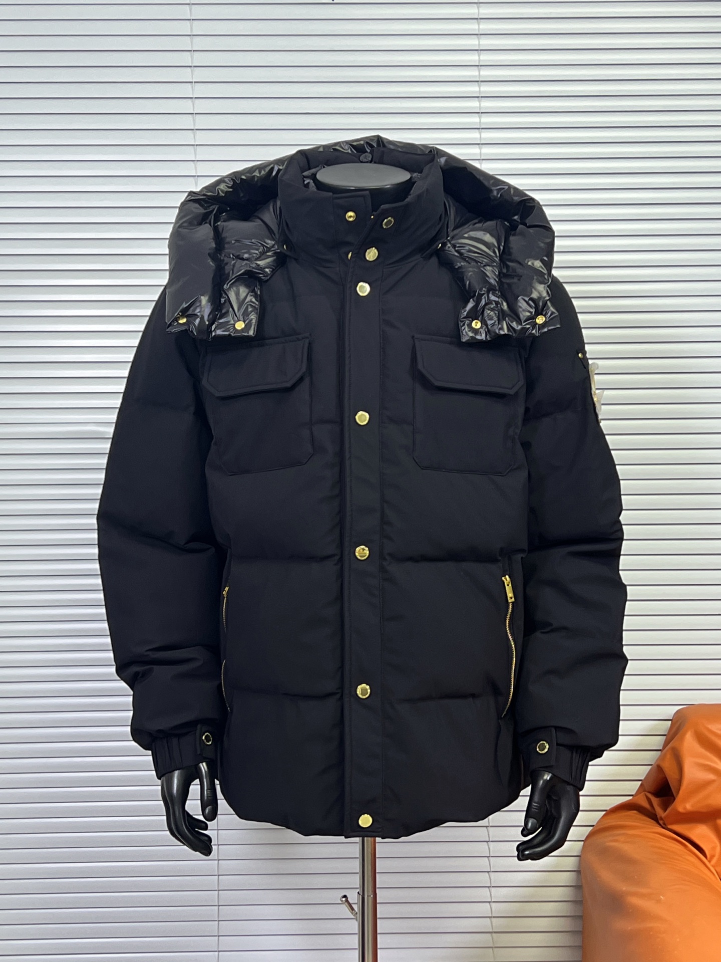 工厂 剪刀34款男女款加拿大金剪刀. 2025最新拼接款上市,剪刀一直是被公认为最保暖的羽绒服,各种各路ins红人、网红、明星也时长穿他街拍.却依旧无法摆脱对剪刀的喜爱,再寒冷的多天都不需要怕,因为有剪刀! 是传说中最保暖,号称北极户外运动必备品,各大明星争相抢购,人手必备!帽子可拆卸两穿,帽头有设计抽绳,可调节,户外运动保暖度更高.最好的五金配件. 34款的面料不同于经典款的厚重.76%纯棉面布.面料更挺阔,防风不易变形,更显高贵. ✂️填充绒采用正宗90%鹅绒,保暖效果极佳! ✂️面料采用纳米防水面料,拒绝寒风冷雪! ✂️拉链采用日本顶级YKK,斧头设计,创意十足! ✂️毛领采用北极银狐毛,别具一格.触感极佳! ✂️水洗标采用3D幻影,秒杀市面通货 颜色:黑金色 一XXL