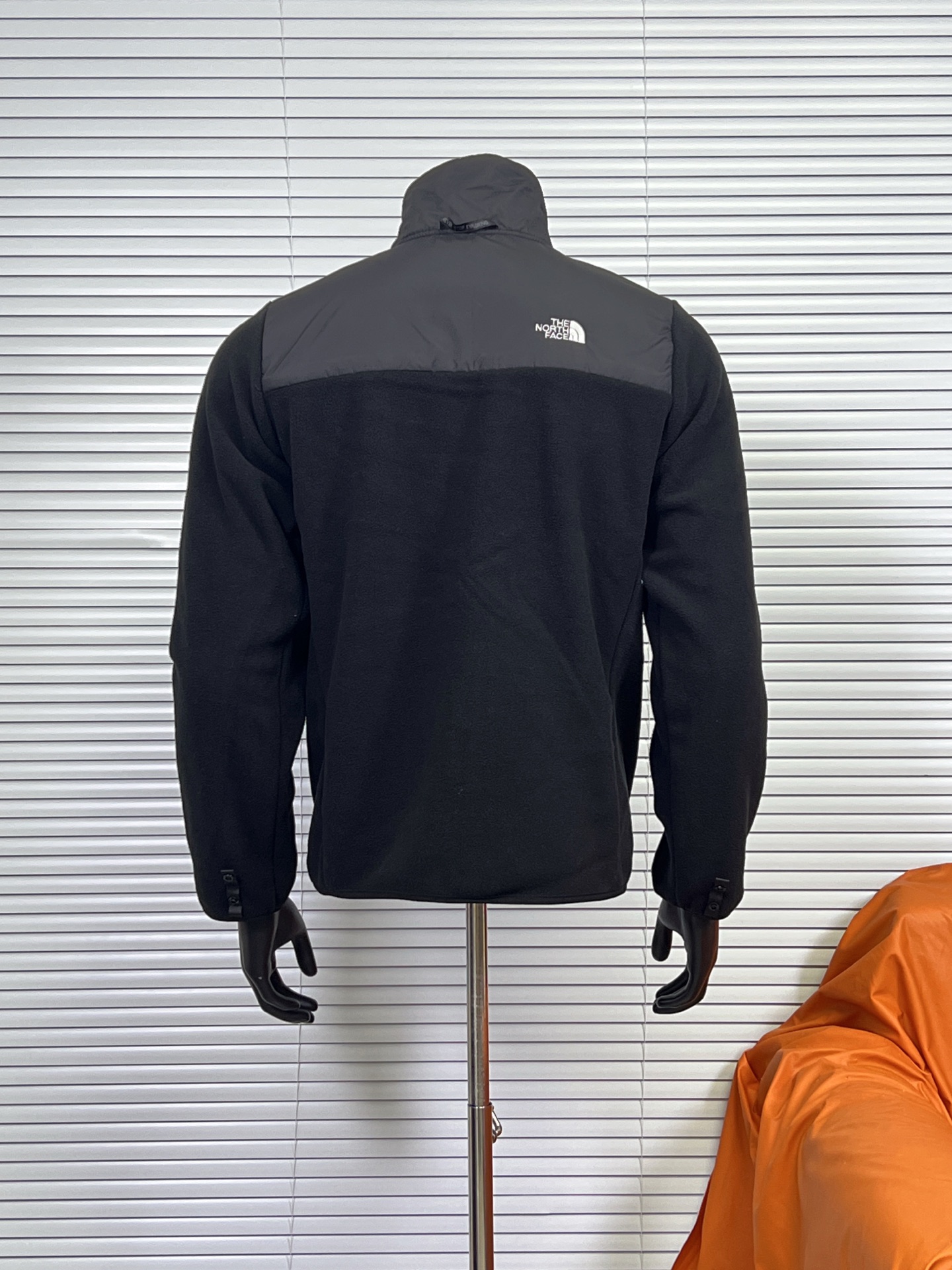 工厂放货💰80
北面一代内胆 刺绣logo摇粒绒内胆
TNF百搭内胆绒衣可以单穿可以结合1990冲锋衣北面羊羔绒保暖内胆外套情侣款男女同款男士保暖秋冬季绒衣！
TheNorthFace北面抓绒衣！昆山威fu订单！淮安代工出货！少量纯正原货！代go基本在400到500+之间！可当1990,1992,1994款冲锋衣内胆穿着搭配，自带ZIP IN连接纽扣！YKK拉链门襟设计，方便穿脱！锁温性能及其出色！两色配拉链口袋，保证储物安全
聚热保暖的抓绒面料，轻量锁温，舒适透气！不是闷出来的热，是身体的自发热量的聚集！正面背面均刺有logo！精致工整，不带一丝拖泥带水的连线！三标齐全！完美品质！      

颜色：黑色 
尺码：XS-XXL