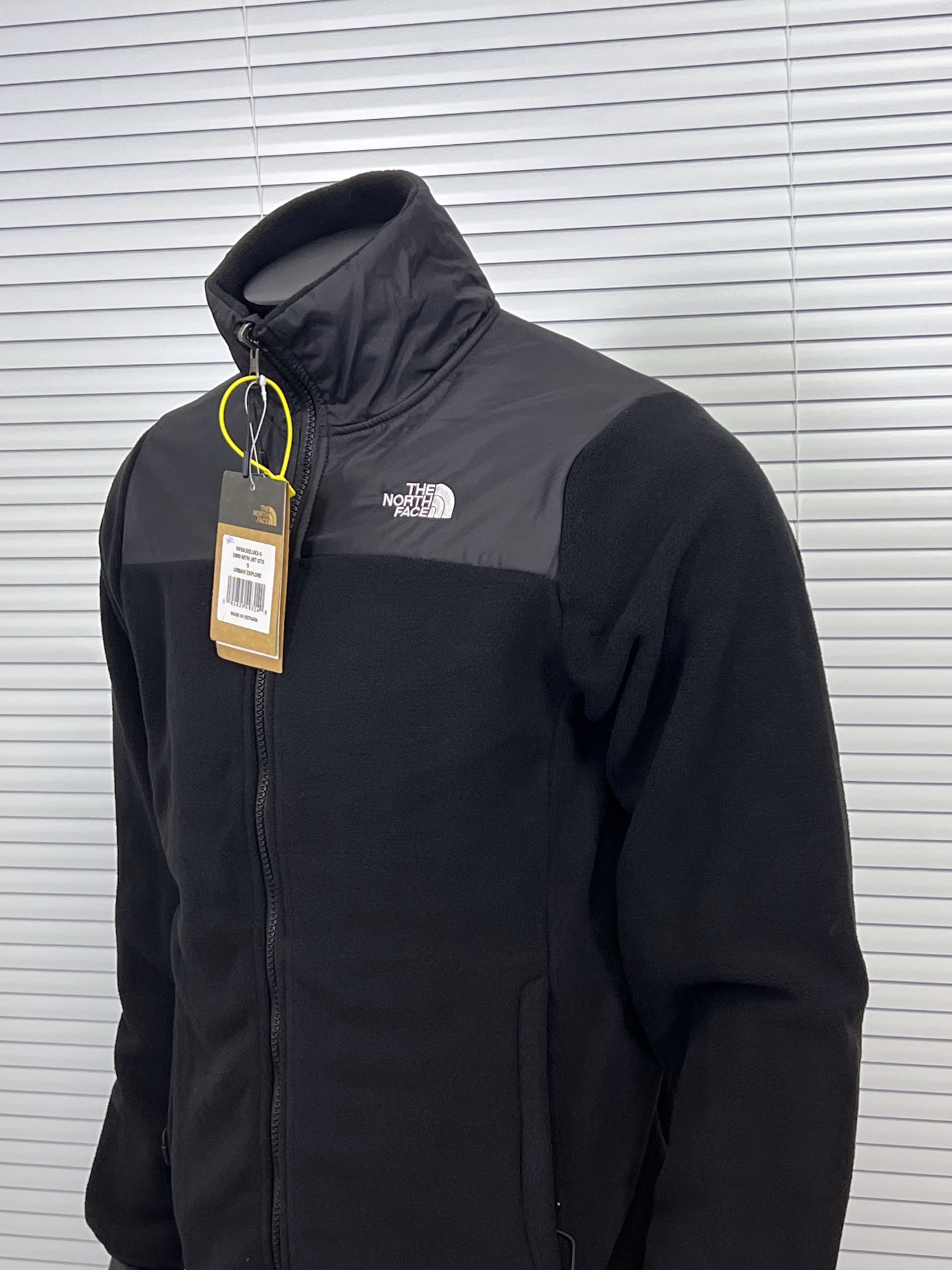 工厂放货💰80
北面一代内胆 刺绣logo摇粒绒内胆
TNF百搭内胆绒衣可以单穿可以结合1990冲锋衣北面羊羔绒保暖内胆外套情侣款男女同款男士保暖秋冬季绒衣！
TheNorthFace北面抓绒衣！昆山威fu订单！淮安代工出货！少量纯正原货！代go基本在400到500+之间！可当1990,1992,1994款冲锋衣内胆穿着搭配，自带ZIP IN连接纽扣！YKK拉链门襟设计，方便穿脱！锁温性能及其出色！两色配拉链口袋，保证储物安全
聚热保暖的抓绒面料，轻量锁温，舒适透气！不是闷出来的热，是身体的自发热量的聚集！正面背面均刺有logo！精致工整，不带一丝拖泥带水的连线！三标齐全！完美品质！      

颜色：黑色 
尺码：XS-XXL