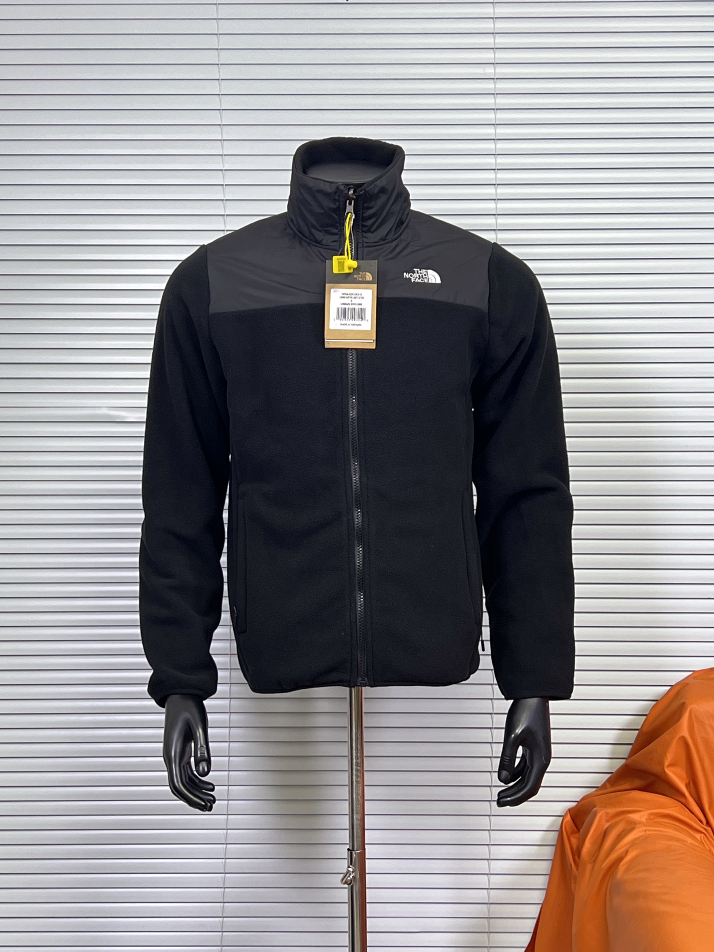 工厂放货💰80
北面一代内胆 刺绣logo摇粒绒内胆
TNF百搭内胆绒衣可以单穿可以结合1990冲锋衣北面羊羔绒保暖内胆外套情侣款男女同款男士保暖秋冬季绒衣！
TheNorthFace北面抓绒衣！昆山威fu订单！淮安代工出货！少量纯正原货！代go基本在400到500+之间！可当1990,1992,1994款冲锋衣内胆穿着搭配，自带ZIP IN连接纽扣！YKK拉链门襟设计，方便穿脱！锁温性能及其出色！两色配拉链口袋，保证储物安全
聚热保暖的抓绒面料，轻量锁温，舒适透气！不是闷出来的热，是身体的自发热量的聚集！正面背面均刺有logo！精致工整，不带一丝拖泥带水的连线！三标齐全！完美品质！      

颜色：黑色 
尺码：XS-XXL