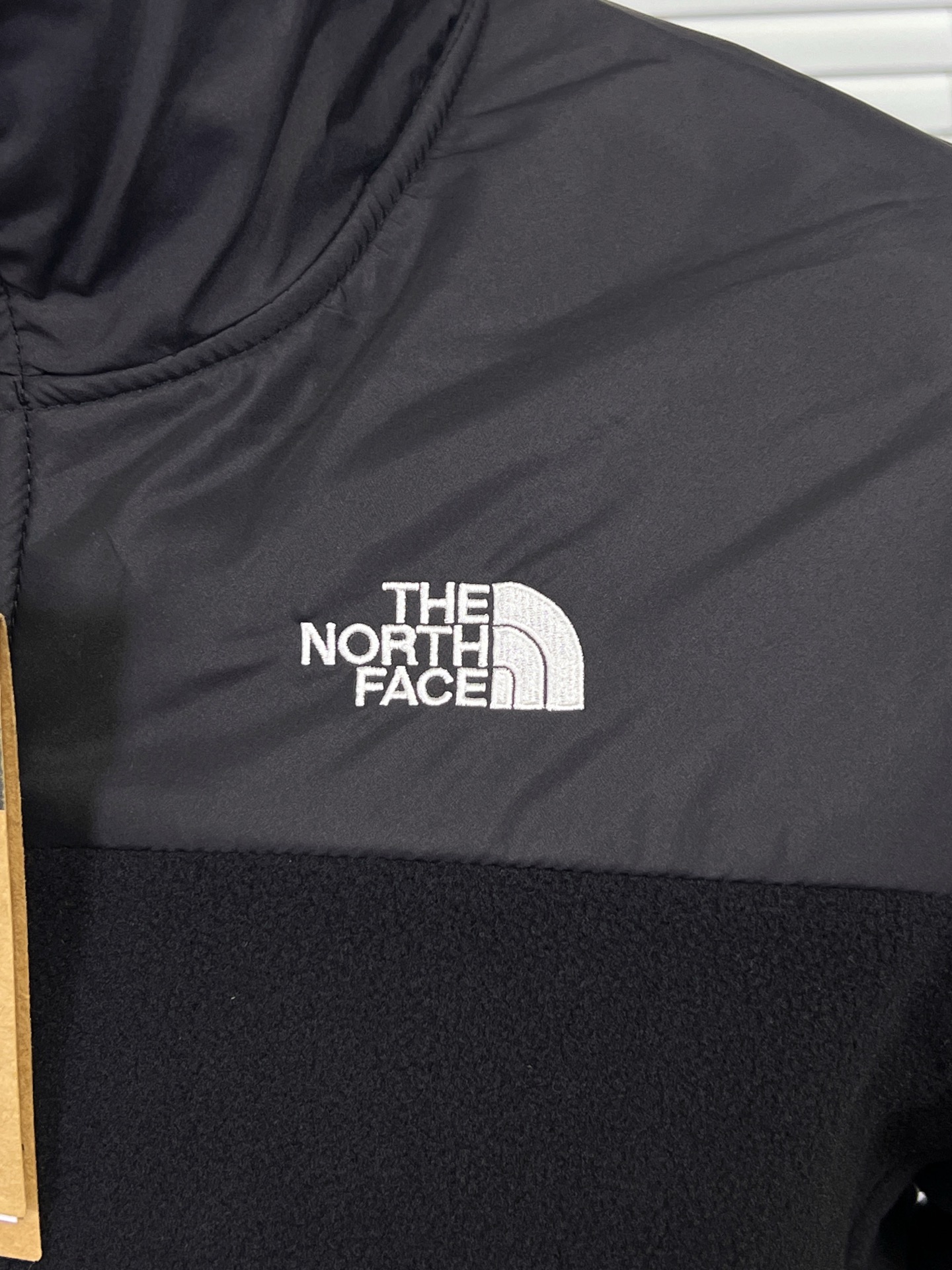 工厂放货💰80
北面一代内胆 刺绣logo摇粒绒内胆
TNF百搭内胆绒衣可以单穿可以结合1990冲锋衣北面羊羔绒保暖内胆外套情侣款男女同款男士保暖秋冬季绒衣！
TheNorthFace北面抓绒衣！昆山威fu订单！淮安代工出货！少量纯正原货！代go基本在400到500+之间！可当1990,1992,1994款冲锋衣内胆穿着搭配，自带ZIP IN连接纽扣！YKK拉链门襟设计，方便穿脱！锁温性能及其出色！两色配拉链口袋，保证储物安全
聚热保暖的抓绒面料，轻量锁温，舒适透气！不是闷出来的热，是身体的自发热量的聚集！正面背面均刺有logo！精致工整，不带一丝拖泥带水的连线！三标齐全！完美品质！      

颜色：黑色 
尺码：XS-XXL