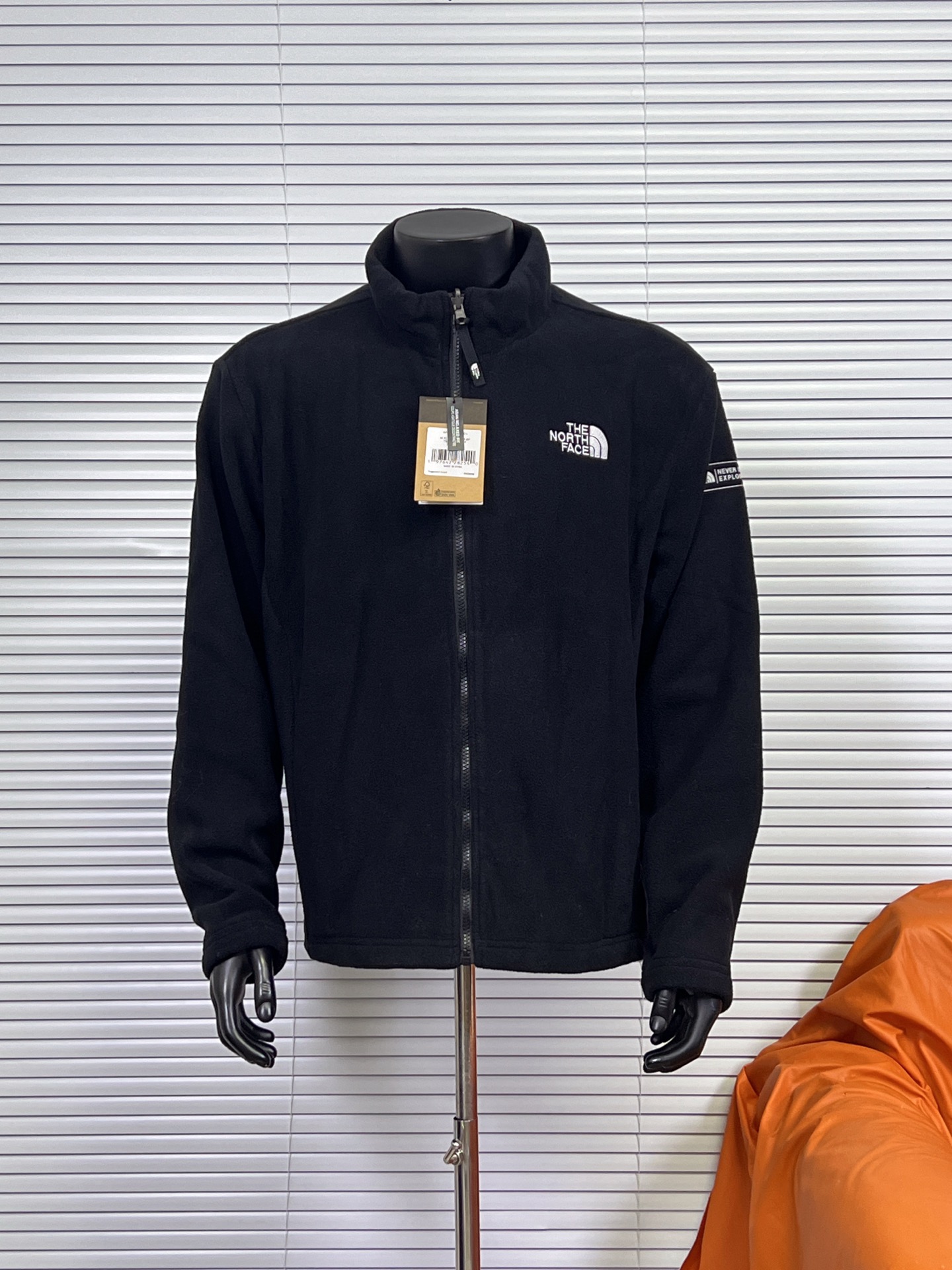 工厂放货💰100
北面二代内胆 刺绣logo摇粒绒内胆
TNF百搭内胆绒衣可以单穿可以结合1990冲锋衣北面羊羔绒保暖内胆外套情侣款男女同款男士保暖秋冬季绒衣！
TheNorthFace北面抓绒衣！昆山威fu订单！淮安代工出货！少量纯正原货！代go基本在400到500+之间！可当1990,1992,1994款冲锋衣内胆穿着搭配，自带ZIP IN连接纽扣！YKK拉链门襟设计，方便穿脱！锁温性能及其出色！两色配拉链口袋，保证储物安全！
聚热保暖的抓绒面料，轻量锁温，舒适透气！不是闷出来的热，是身体的自发热量的聚集！正面背面均刺有logo！精致工整，不带一丝拖泥带水的连线！三标齐全！完美品质！      

颜色：黑色 
尺码：XS-XXL