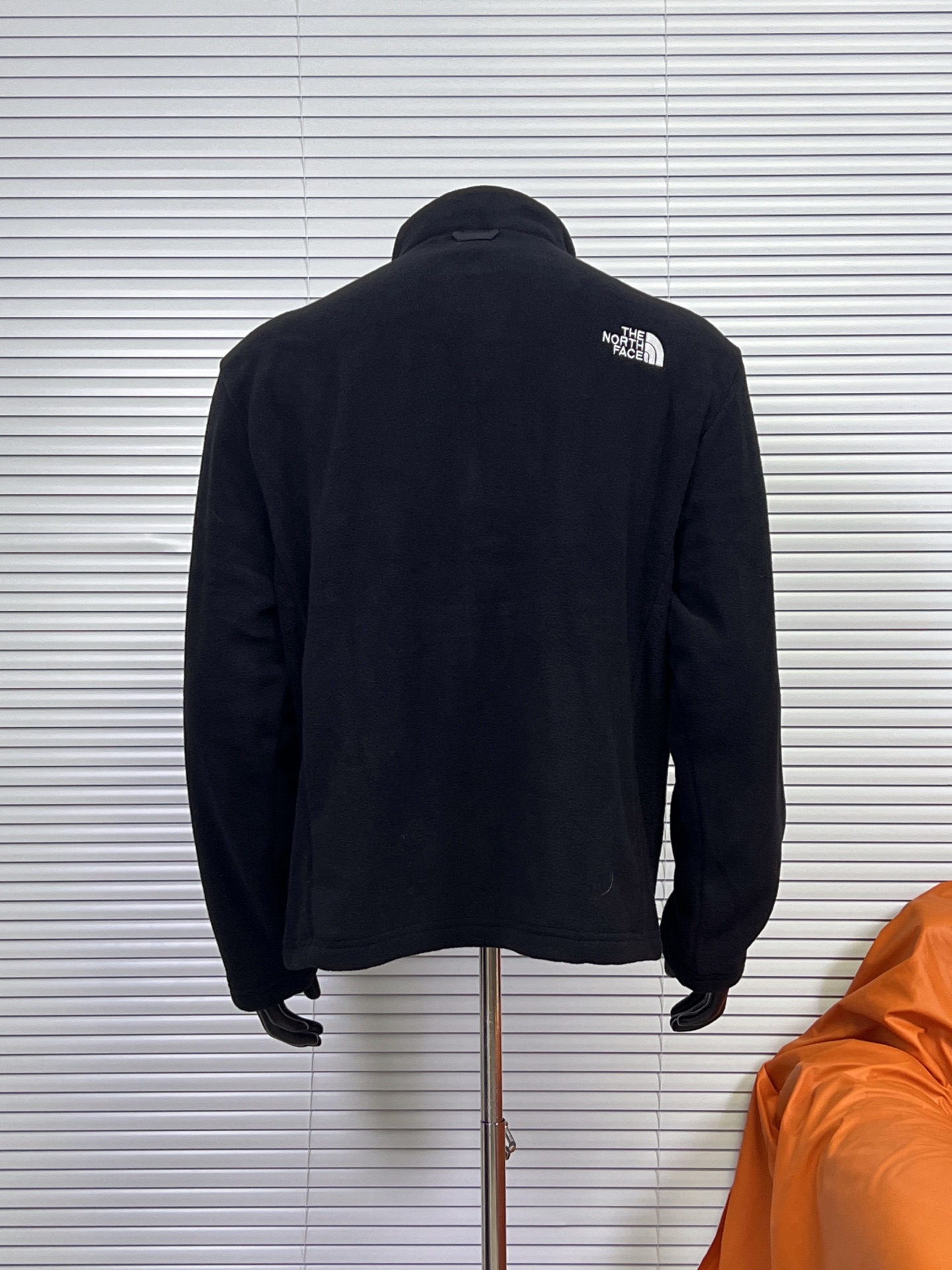 工厂放货💰100
北面二代内胆 刺绣logo摇粒绒内胆
TNF百搭内胆绒衣可以单穿可以结合1990冲锋衣北面羊羔绒保暖内胆外套情侣款男女同款男士保暖秋冬季绒衣！
TheNorthFace北面抓绒衣！昆山威fu订单！淮安代工出货！少量纯正原货！代go基本在400到500+之间！可当1990,1992,1994款冲锋衣内胆穿着搭配，自带ZIP IN连接纽扣！YKK拉链门襟设计，方便穿脱！锁温性能及其出色！两色配拉链口袋，保证储物安全！
聚热保暖的抓绒面料，轻量锁温，舒适透气！不是闷出来的热，是身体的自发热量的聚集！正面背面均刺有logo！精致工整，不带一丝拖泥带水的连线！三标齐全！完美品质！      

颜色：黑色 
尺码：XS-XXL